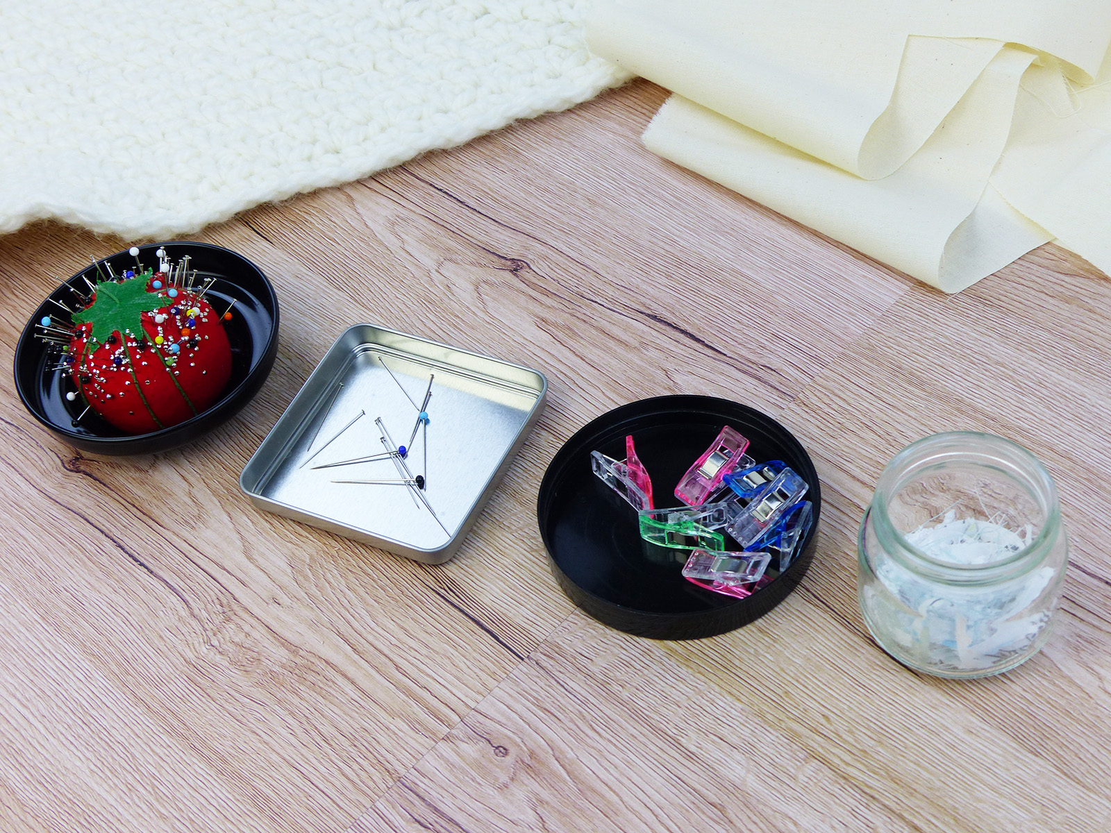 Accessoires up-cyclés en atelier couture : couvercle de boîte et pot en verre pour ranger pinces et chutes
