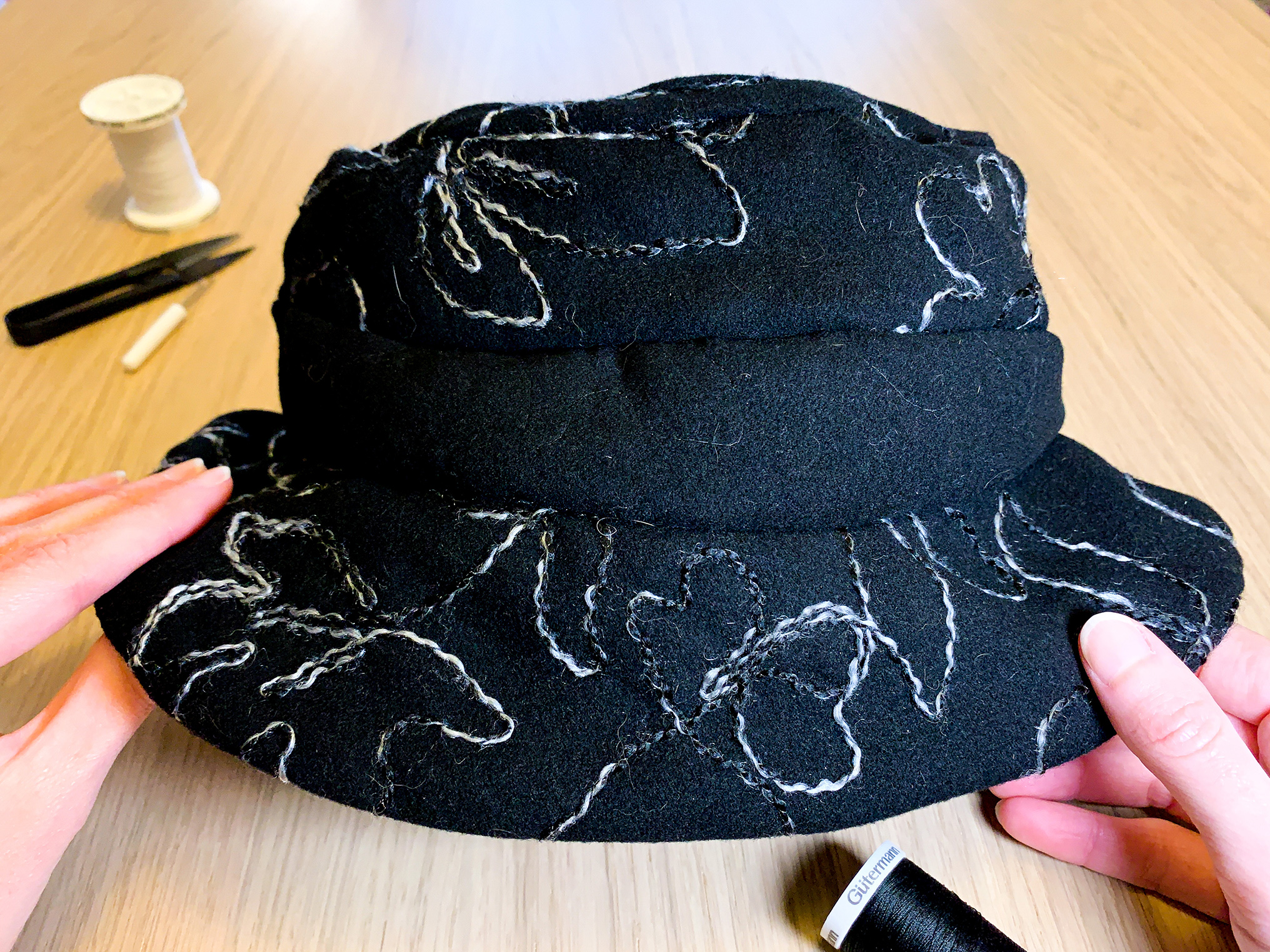 Première réalisation en couture : un chapeau en lainage brodé cousu à la machine