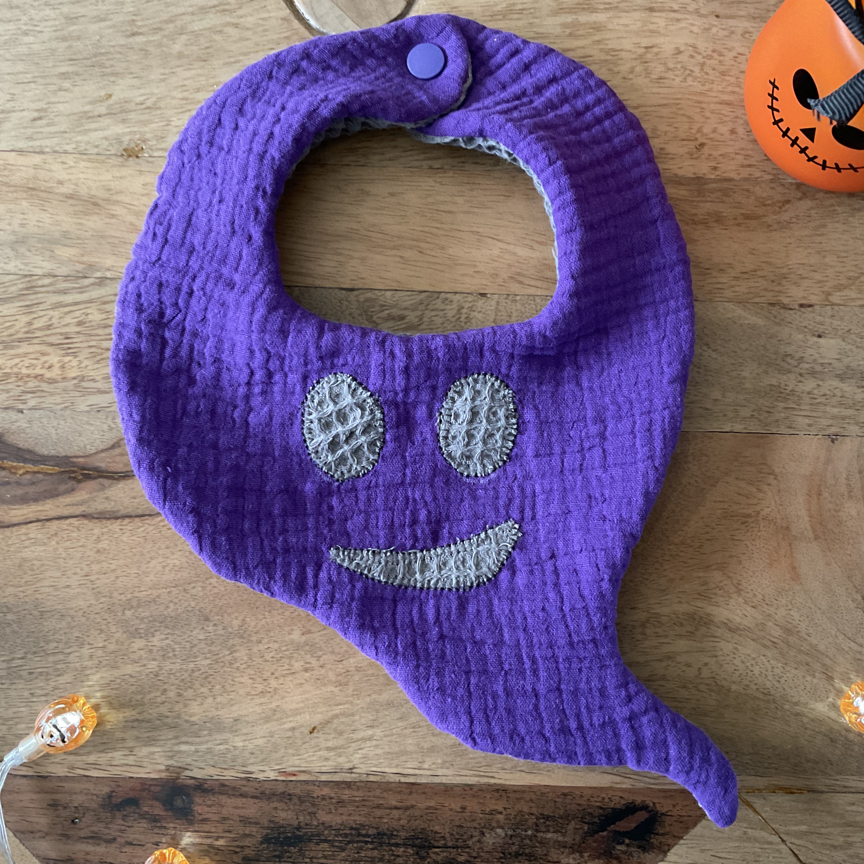 Bavoir fantôme Halloween cousu en double-gaze violette et tissu nid d’abeille gris, accessoire bébé