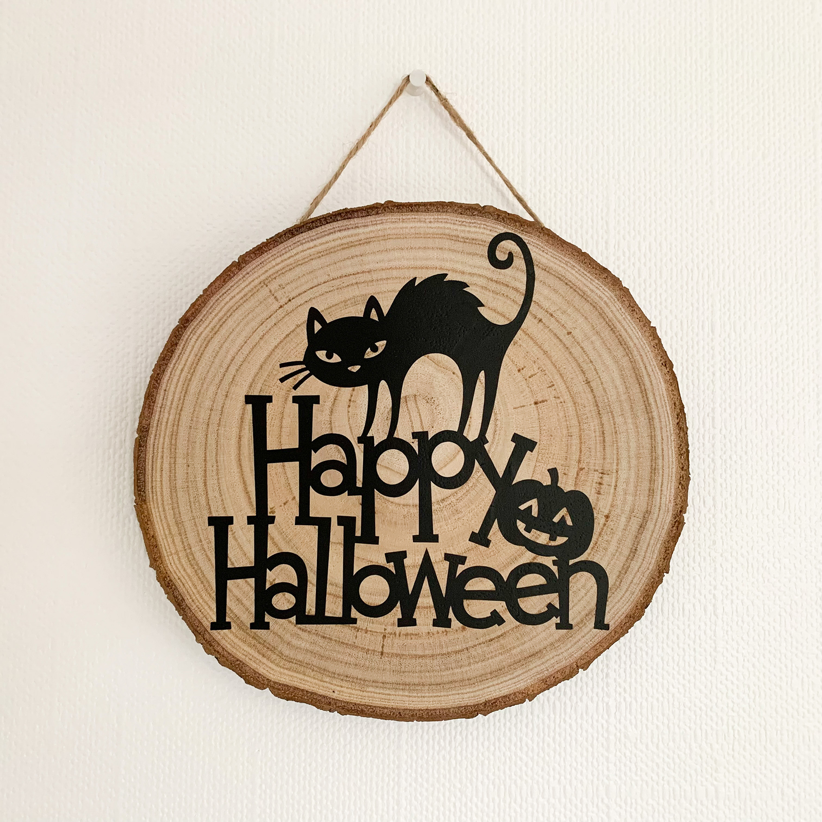 Cadre en bois avec motif Happy Halloween en flex thermocollant noir découpé à la Cricut