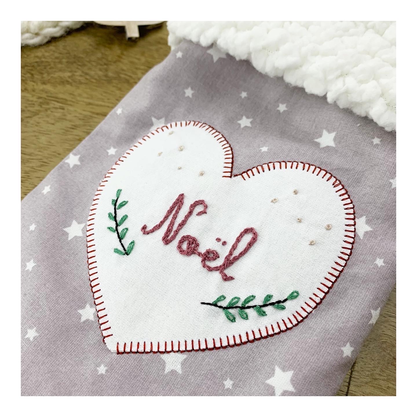 Chaussette de Noël brodée avec flocons et le mot Noël, version en polaire bicolore couture