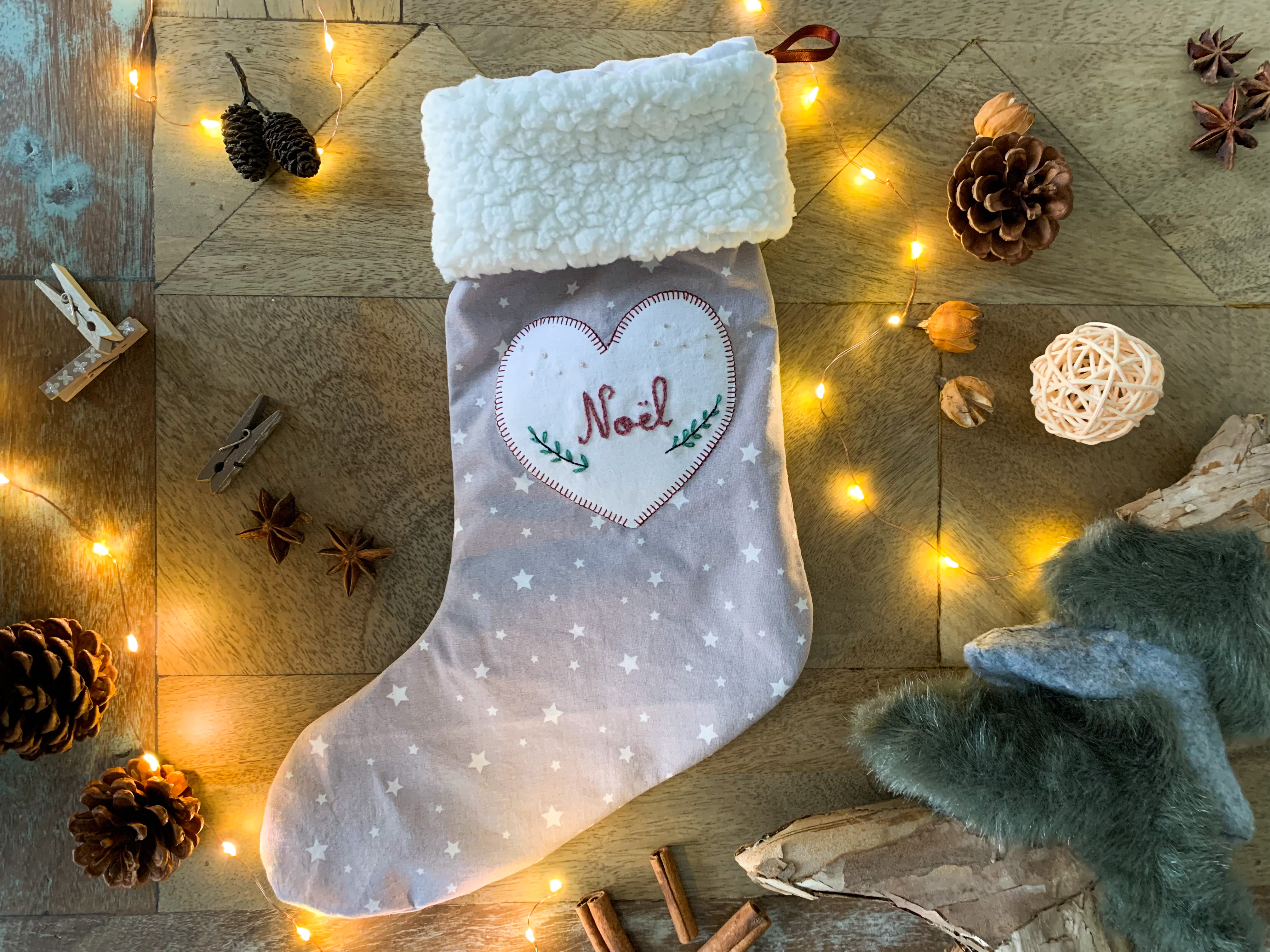 Chaussette de Noël cousue en tissu rouge et blanc, projet du défi Coudre Noël 2022