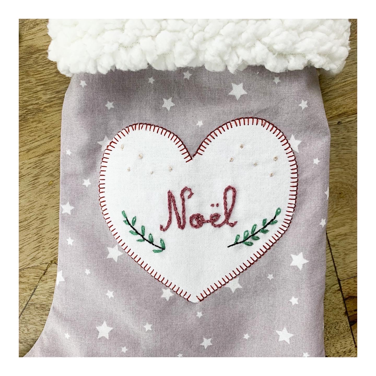 Chaussette de Noël en tissu sherpa Rascol avec revers doux et cordelette bordeaux