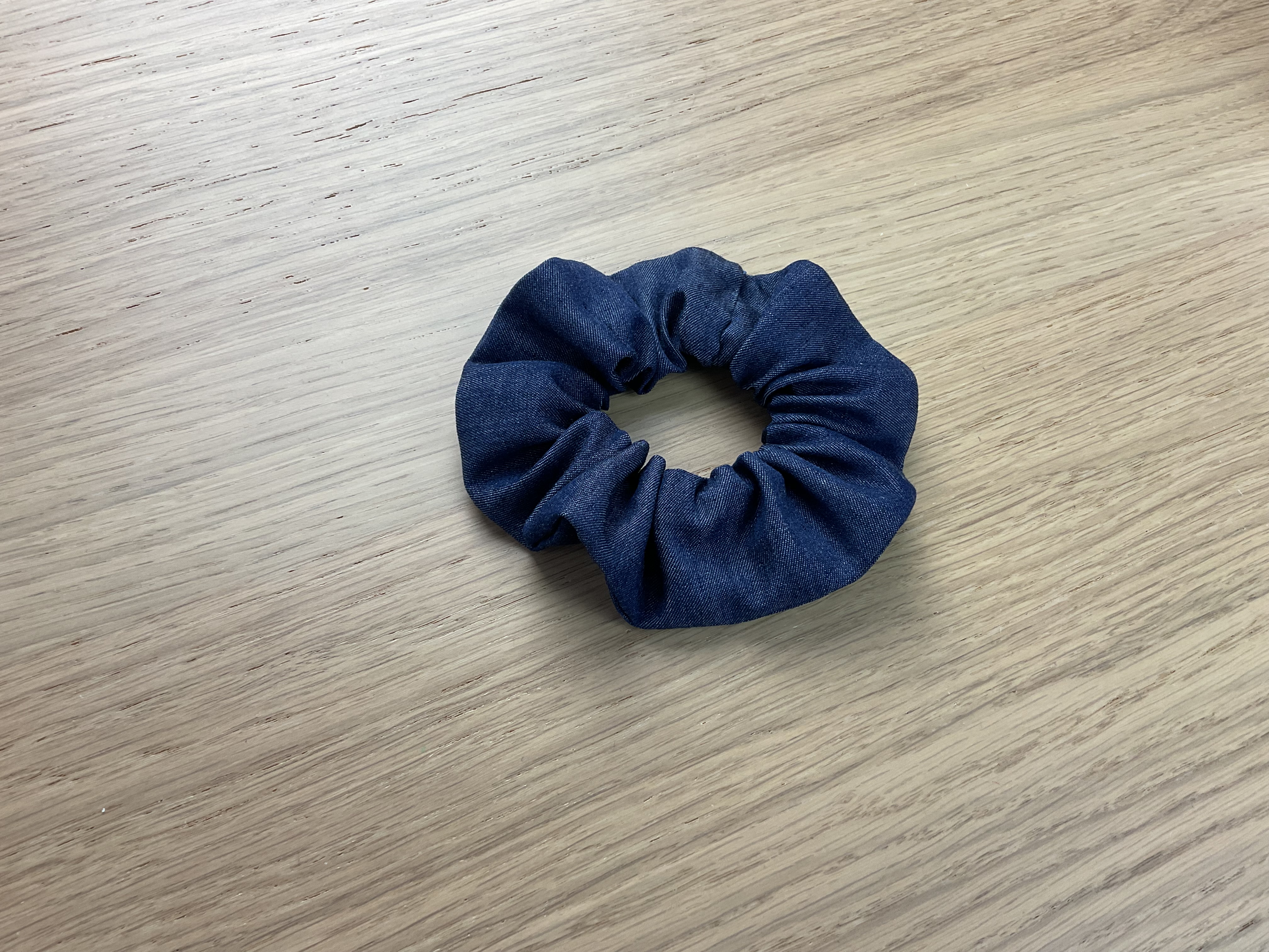 Chouchou cousu main terminé, accessoire cheveux fait maison en tissu recyclé