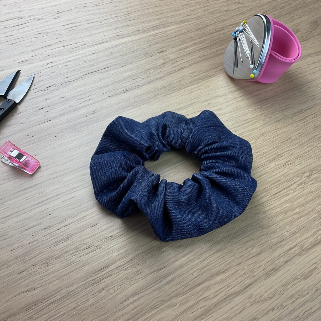 Chouchou cousu main en tissu recyclé sur une table en bois, tuto couture débutant