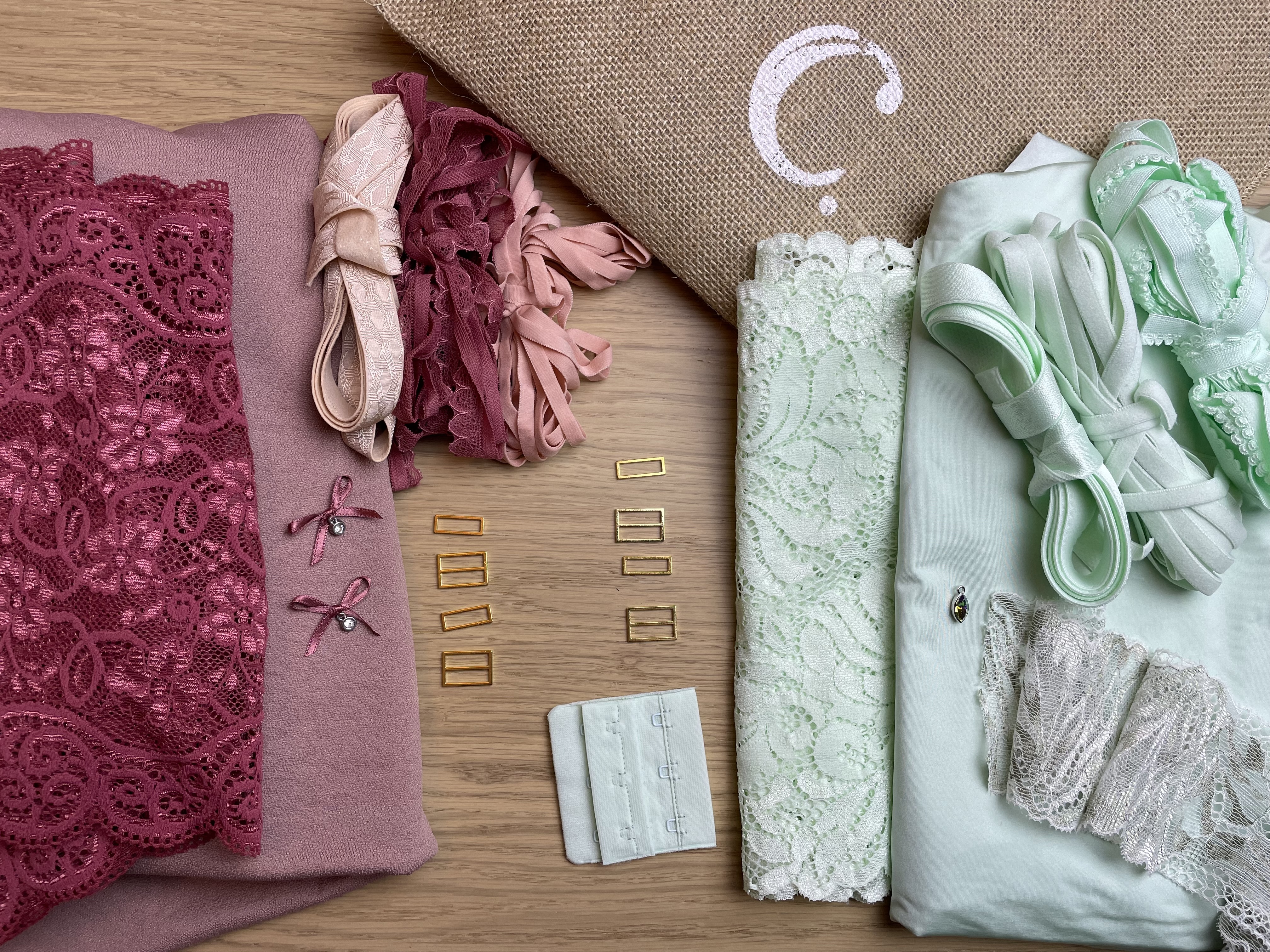 Coffret de matières jersey et dentelle acheté au stand Charlotte Jaubert pour coudre le patron Typa