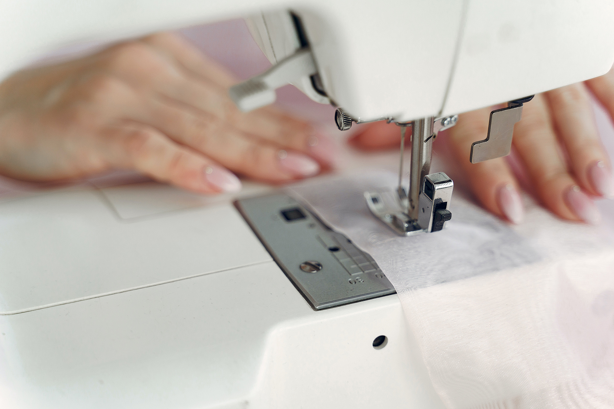 Cours de couture en mercerie avec des débutantes autour d'une machine à coudre