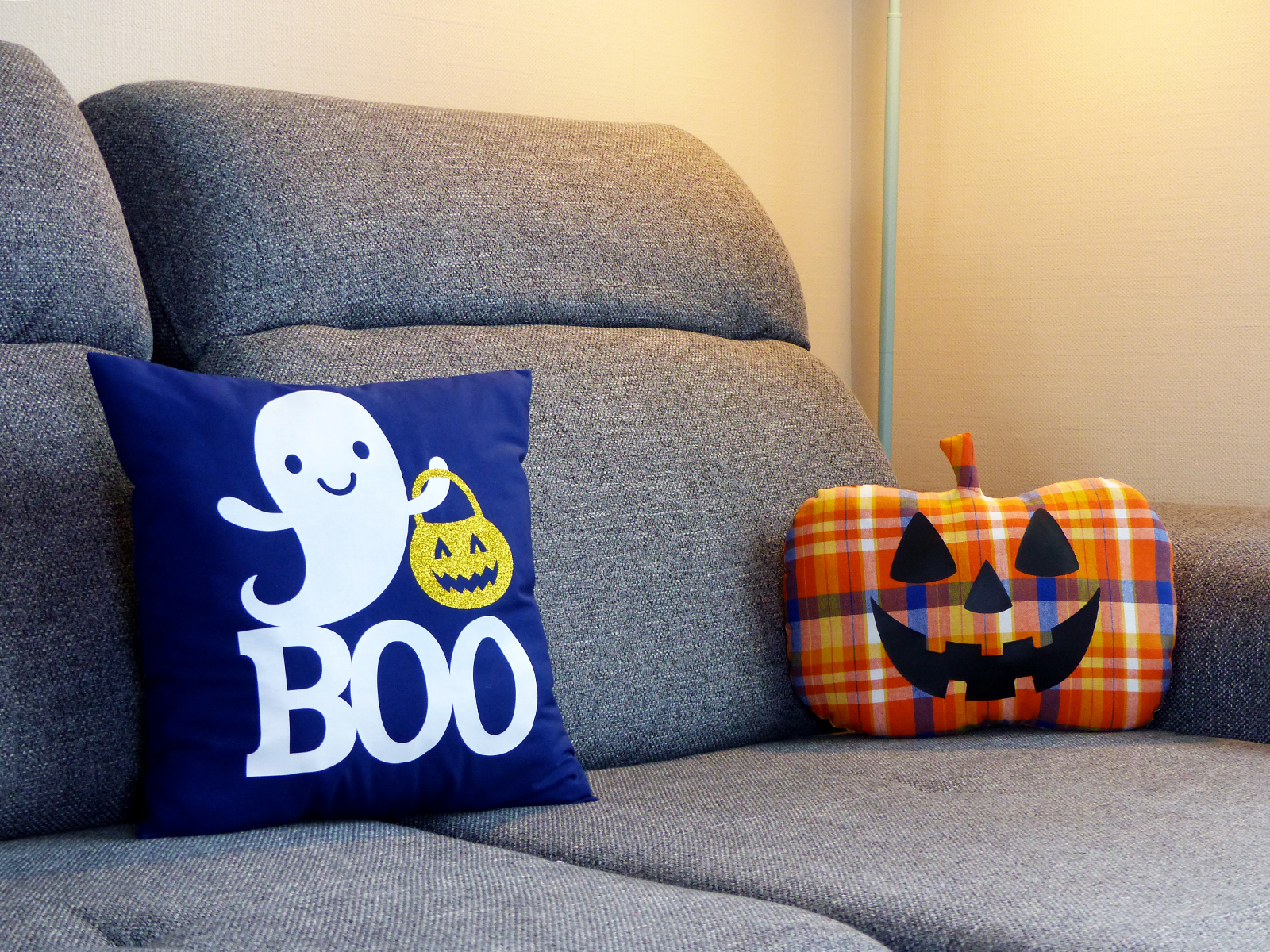 Coussin Halloween citrouille et fantôme décoré avec du flex thermocollant Cricut, couture
