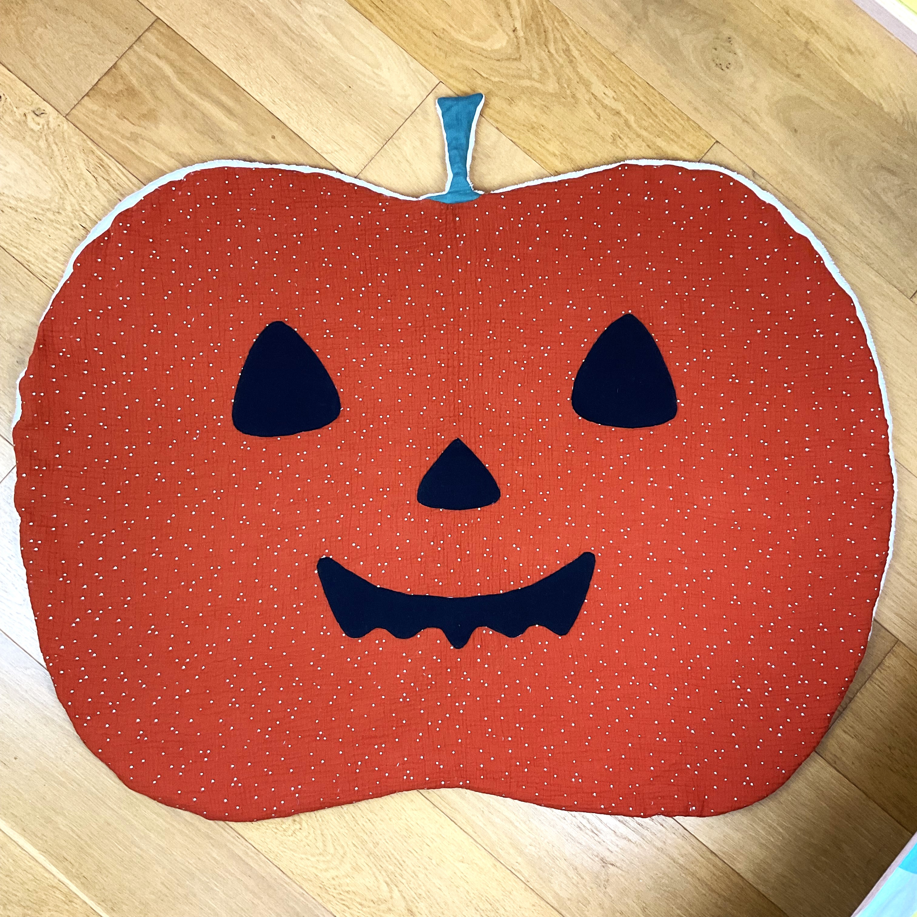 Couverture citrouille bébé Halloween en double-gaze et douillette, patron de couture débutant