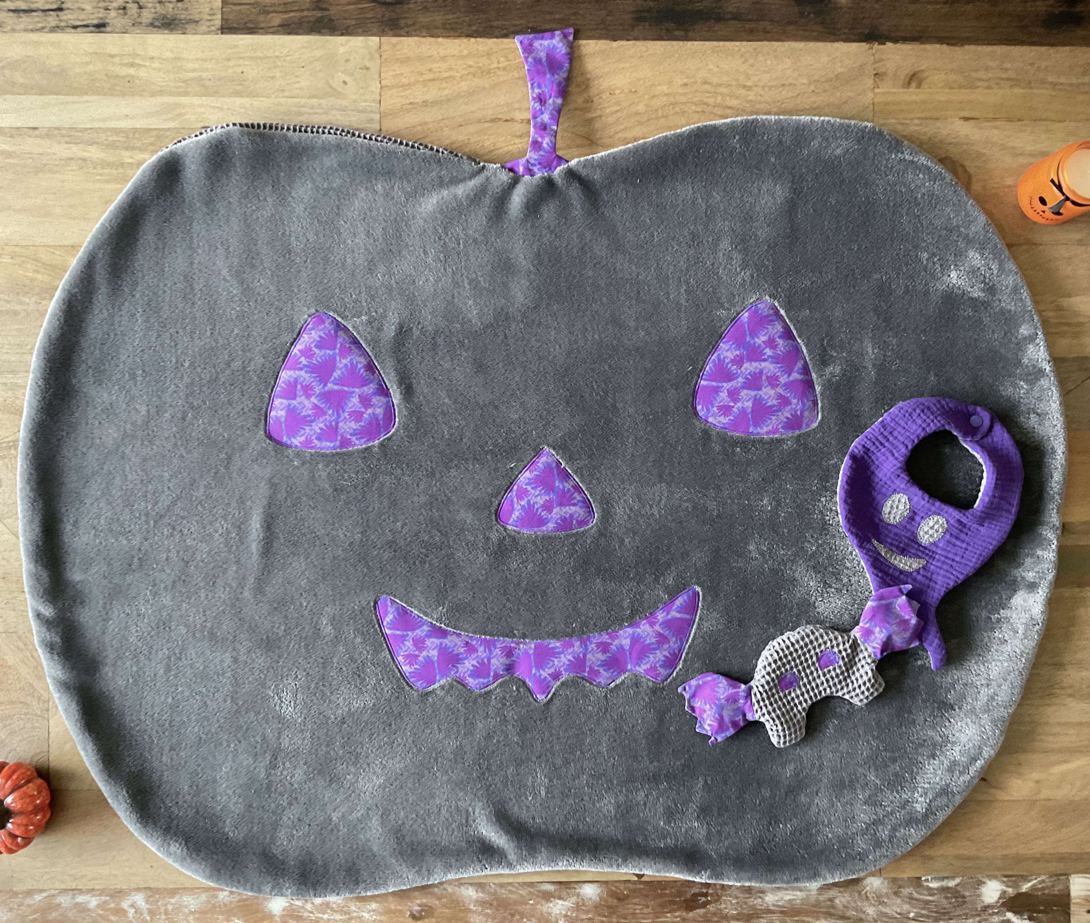 Couverture citrouille Halloween en minkee gris et appliqués popeline mauve, tapis d’éveil bébé