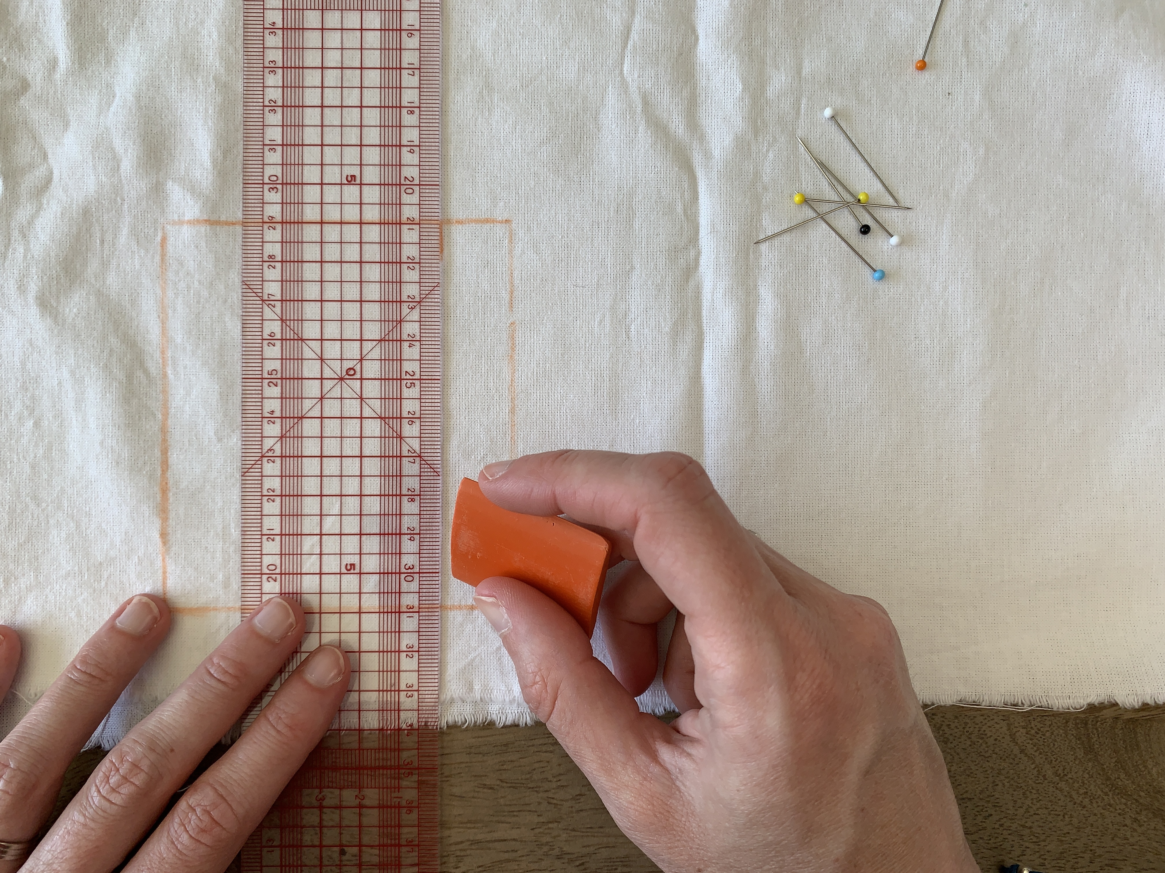 Craie tailleur blanche et colorée, outil indispensable pour marquer les repères sur le tissu