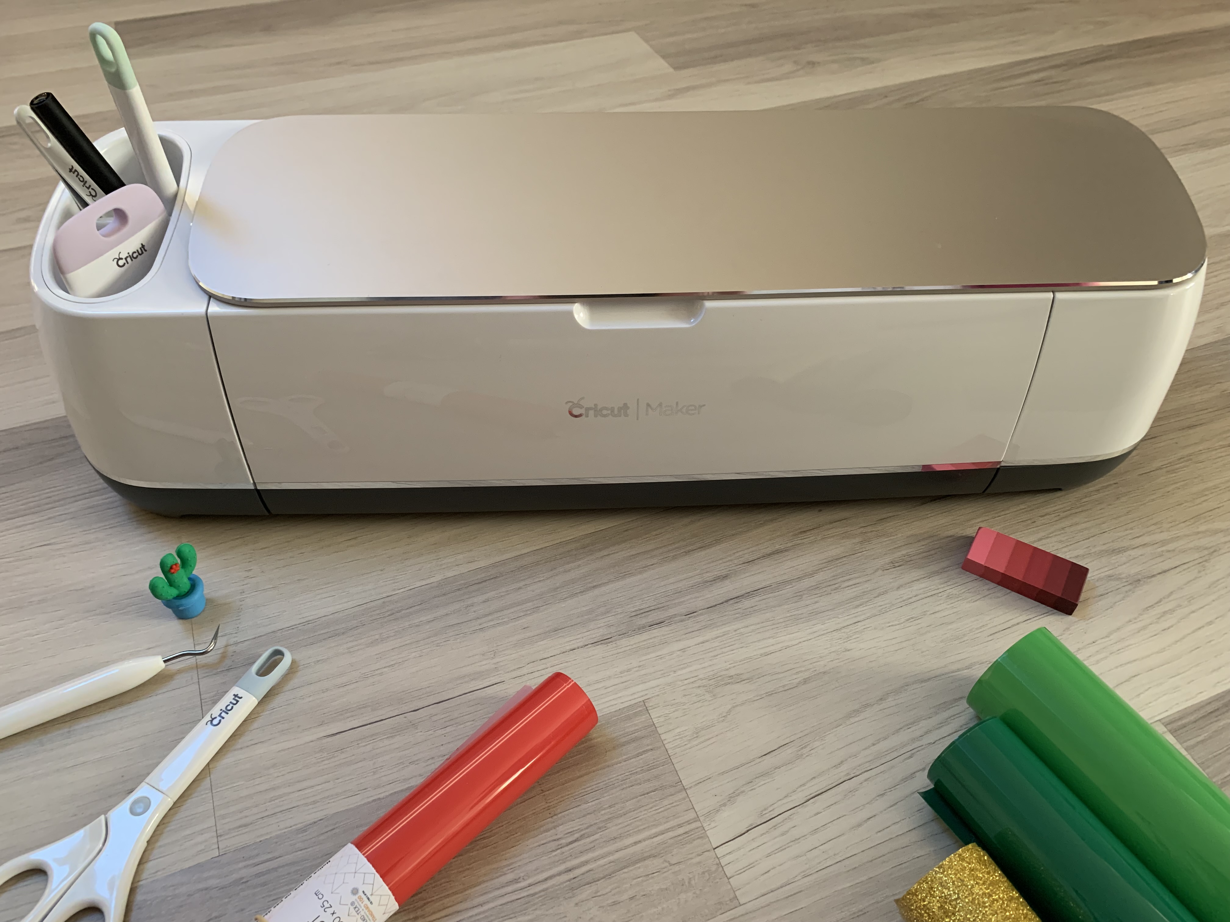 Machine Cricut Maker posée sur un bureau, utilisée pour la découpe de flex thermocollant