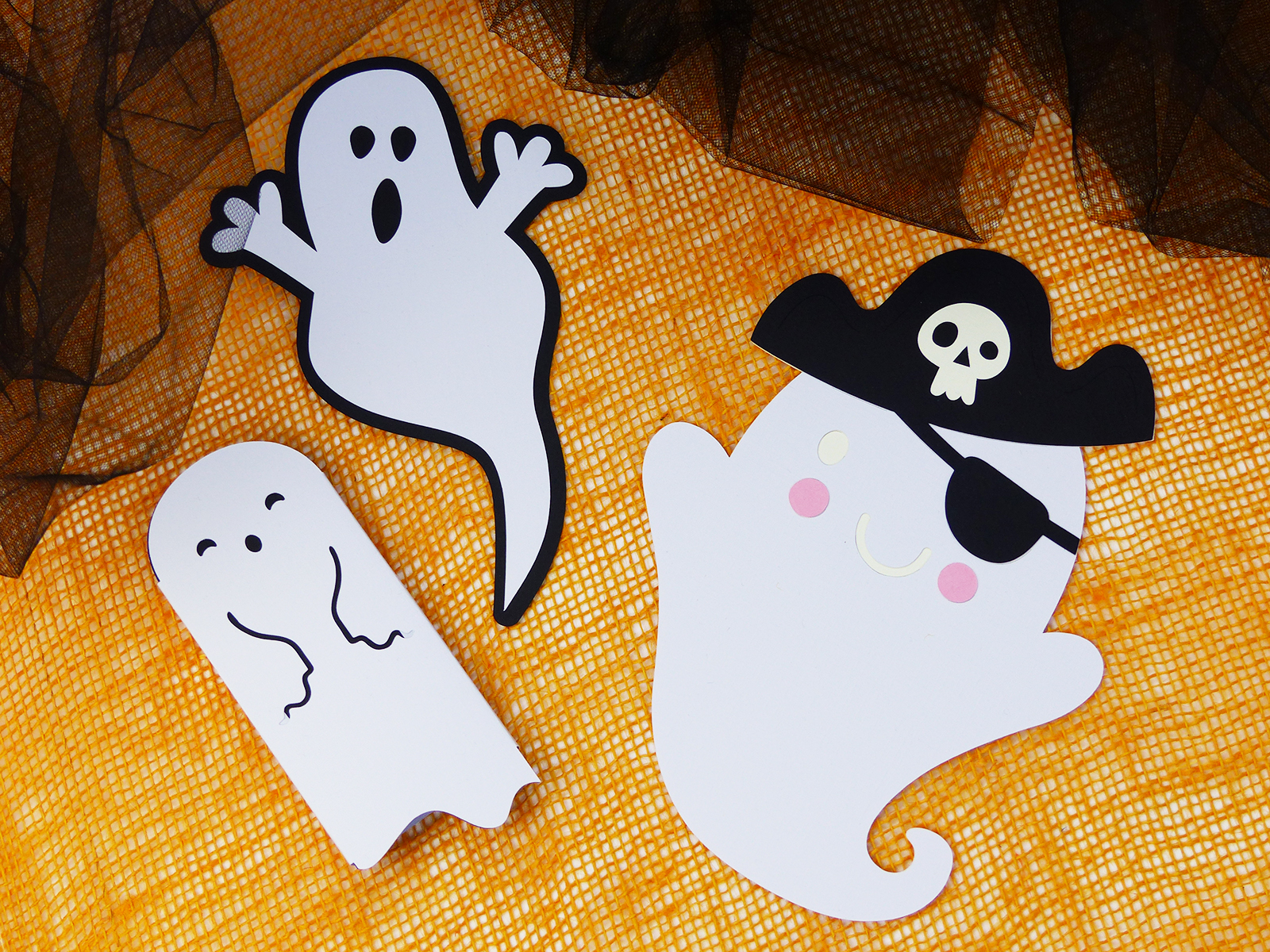 Décorations murales fantômes Halloween en papier multicouche blanc et noir, Cricut