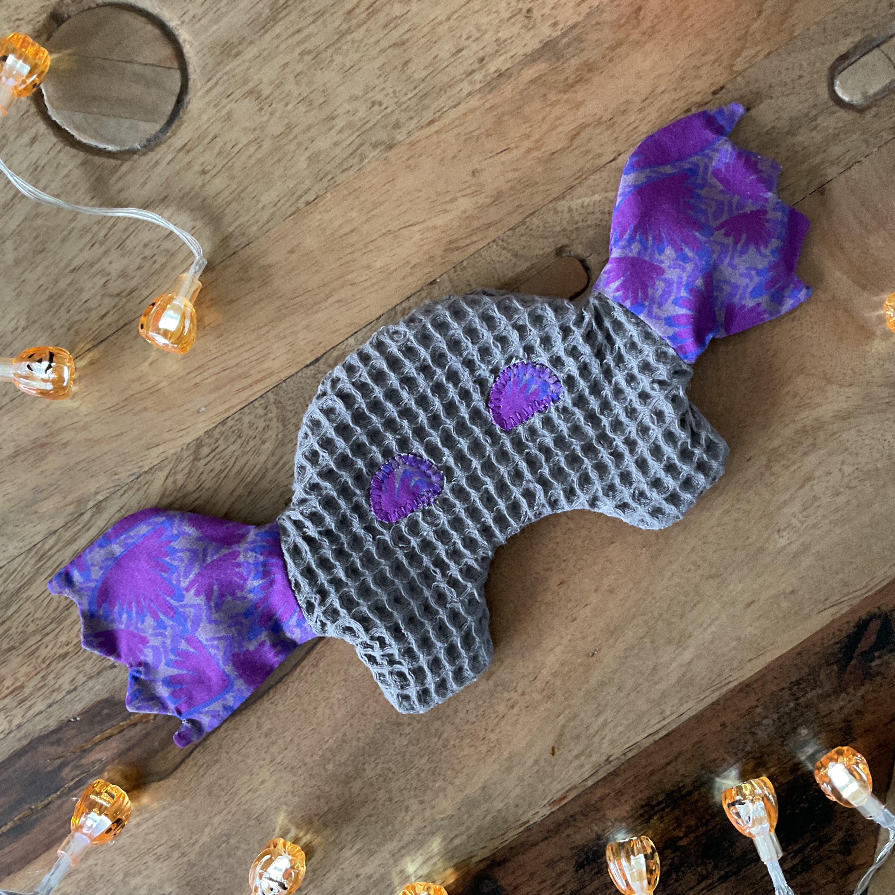 Doudou chauve-souris Halloween cousu en popeline mauve à motifs et nid d’abeille gris, compagnon bébé