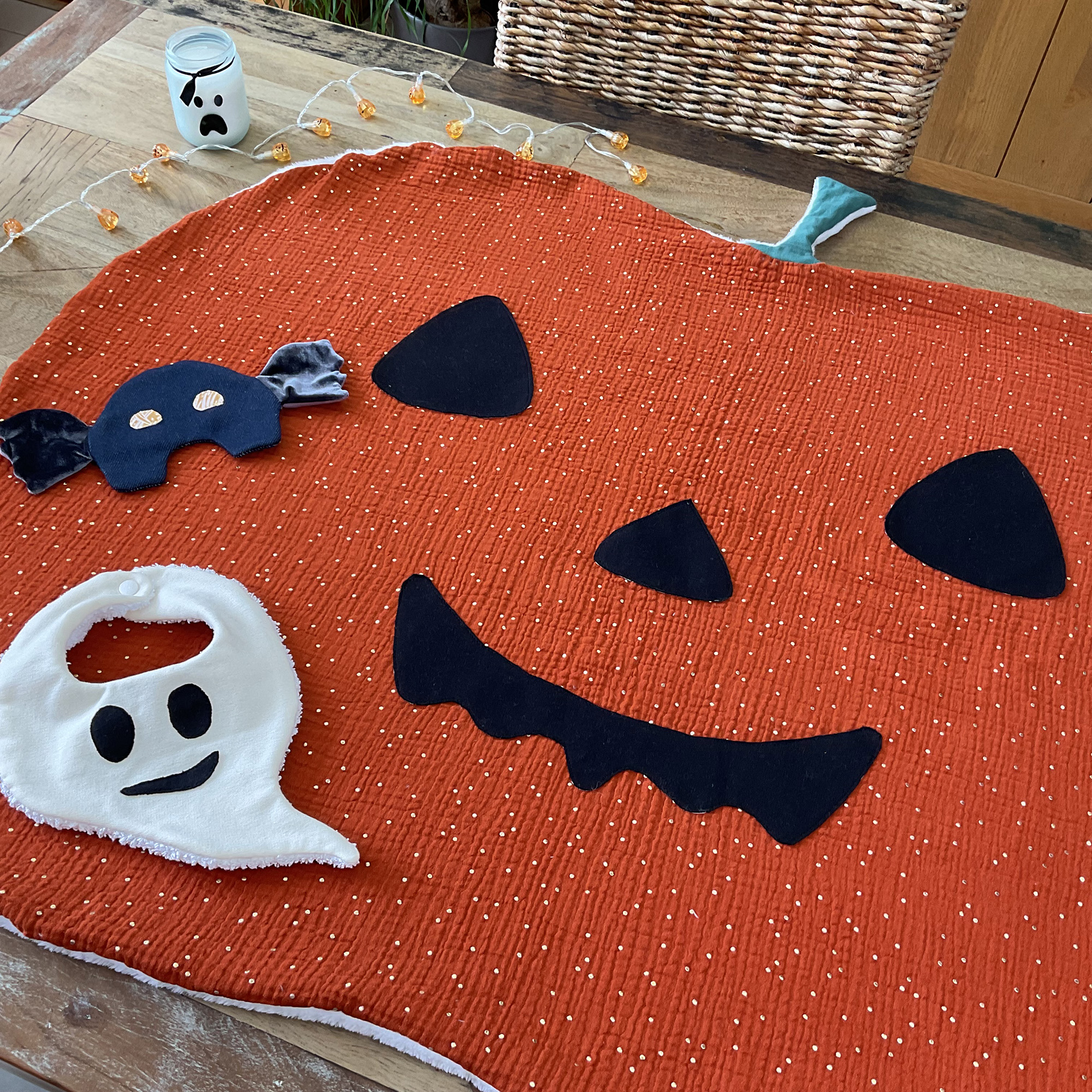 Ensemble complet bébé Halloween cousu – bavoir fantôme, couverture citrouille et doudou chauve-souris