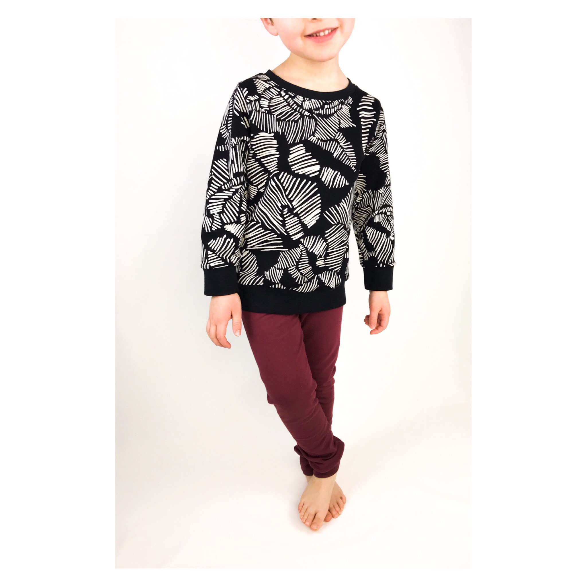Tenue enfant collection Winter Flowers : sweat à motifs roses et pantalon bordeaux couture