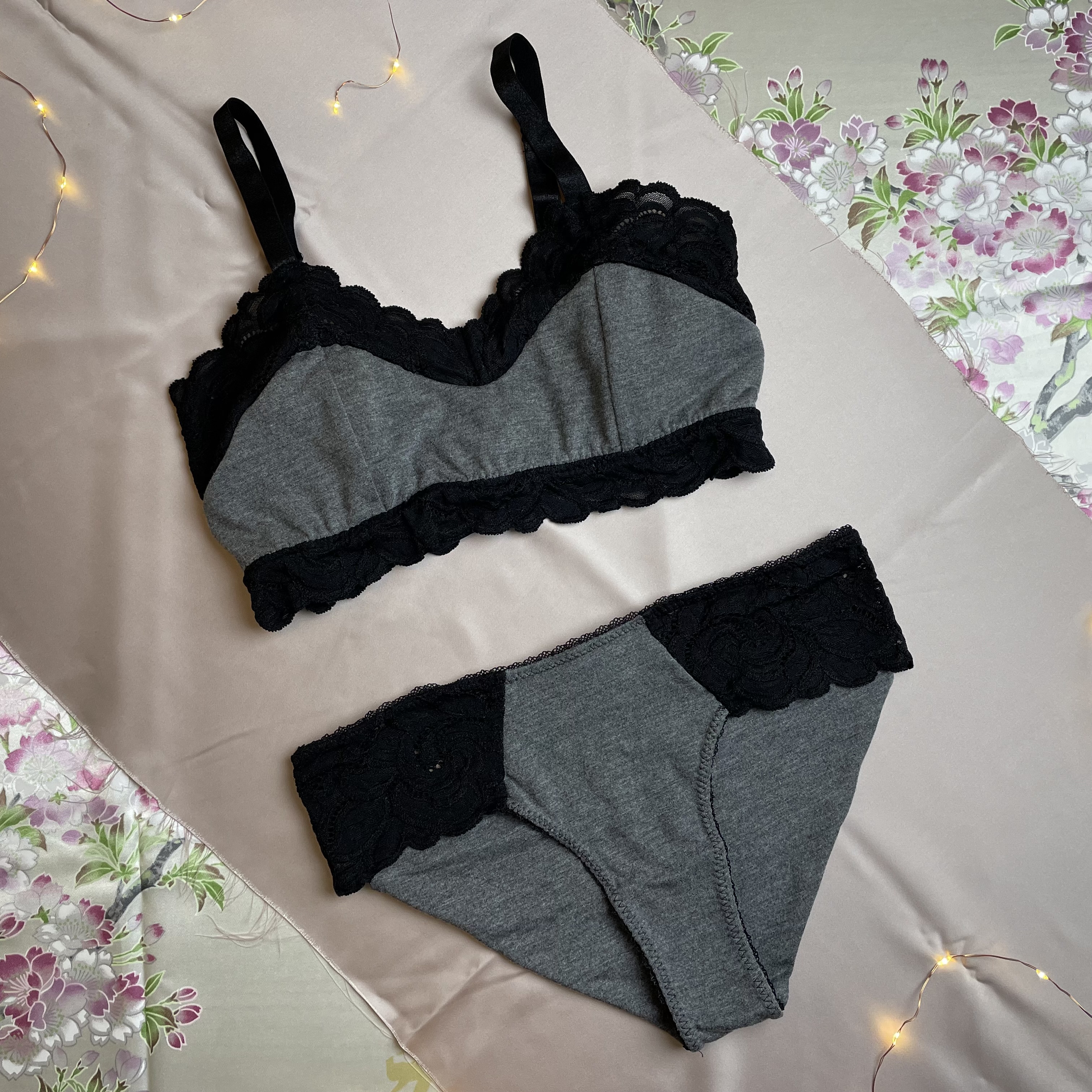 Ensemble lingerie Typa cousu en jersey gris et dentelle noire, soutien-gorge culotte et tanga