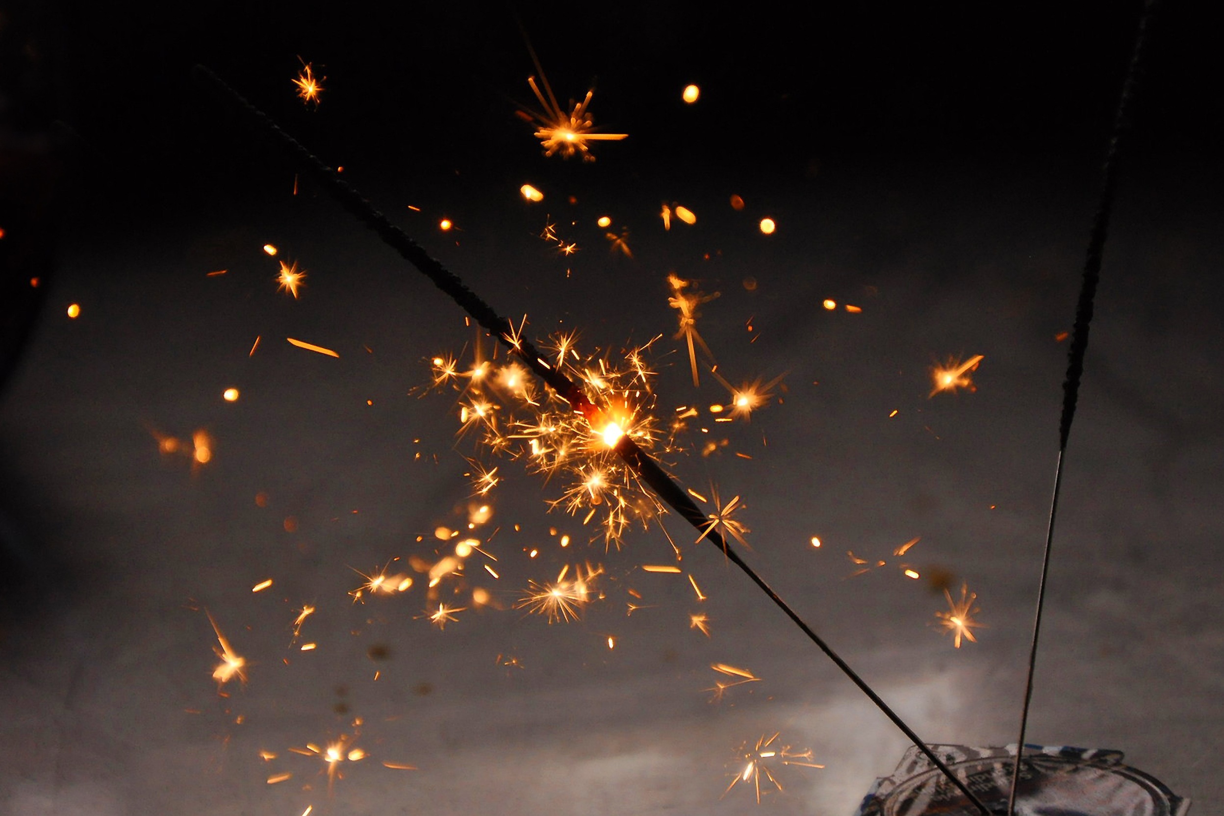 Étincelles et feux d’artifice pour la nouvelle année, symbole des bonnes résolutions couture 2023