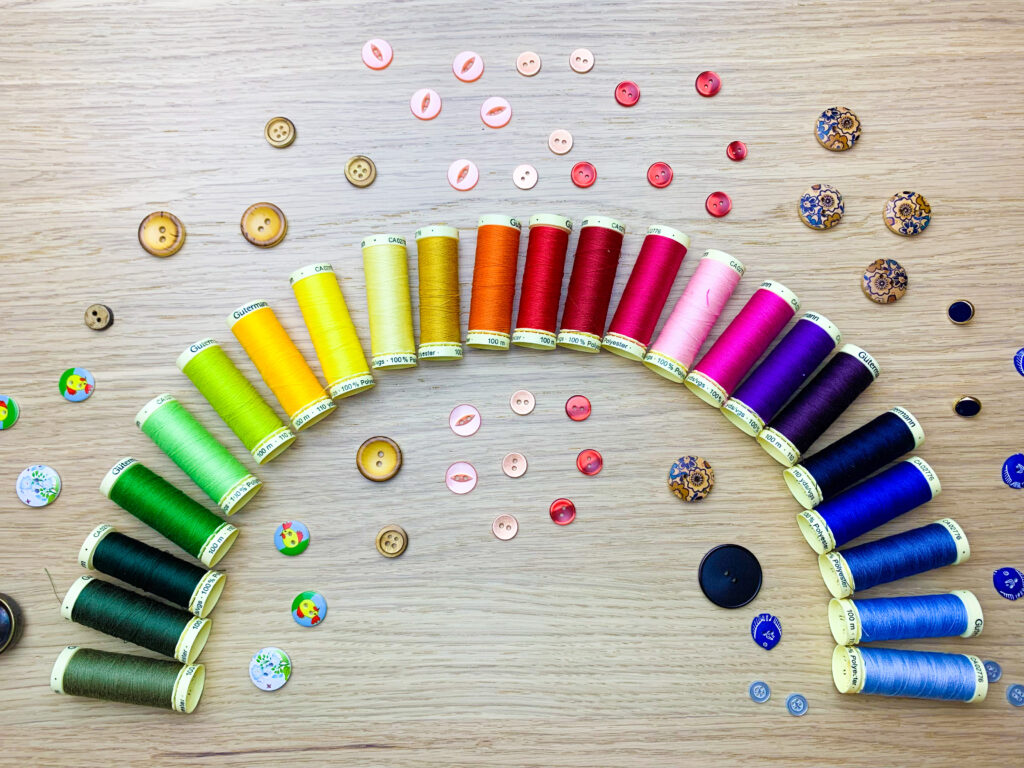 Fournitures nécessaires pour coudre le sweat I AM Rainbow : fermeture séparable et bord-côte
