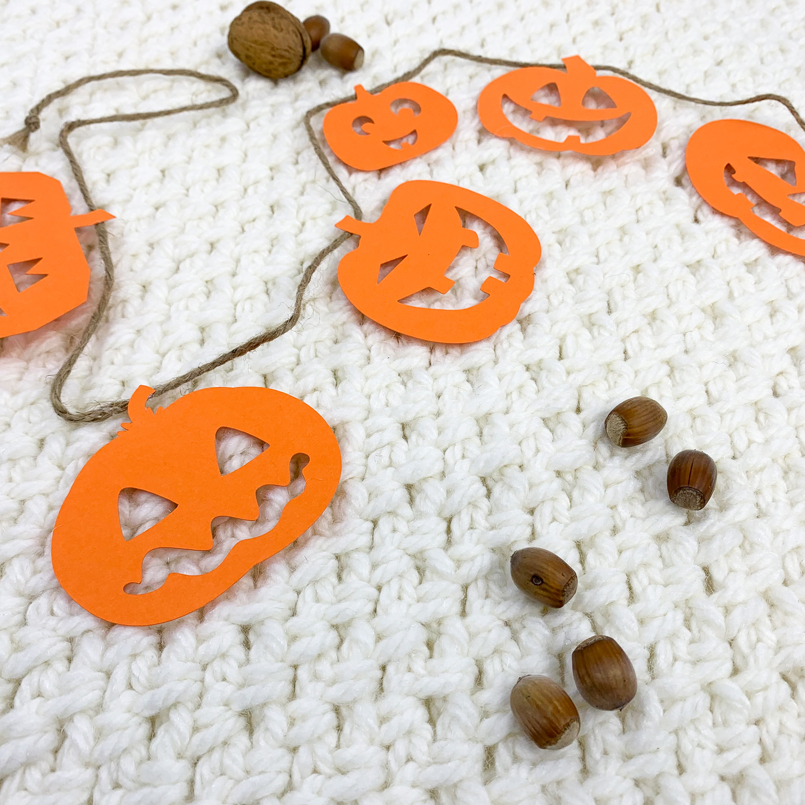 Guirlande de citrouilles Halloween en papier carton orange découpé avec la Cricut sur ficelle jute