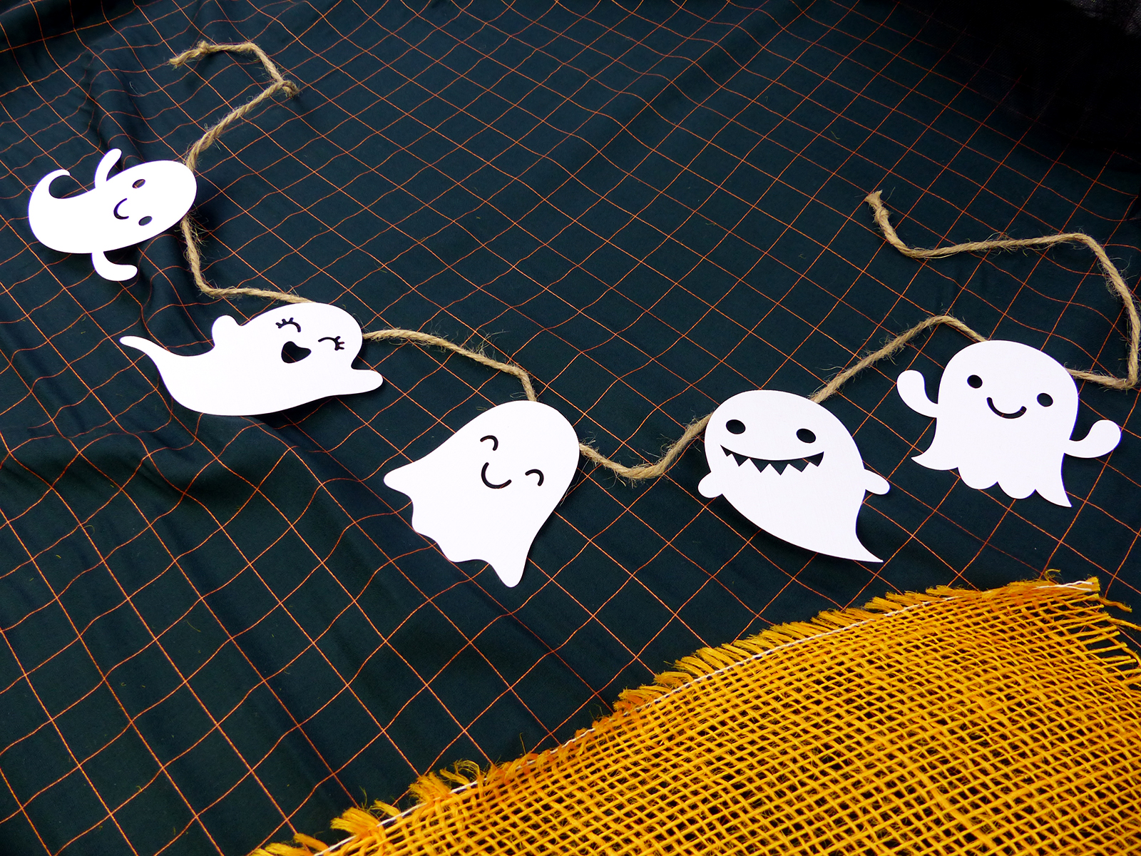 Guirlande de petits fantômes rigolos Halloween pour décorer la chambre d’enfant, Cricut