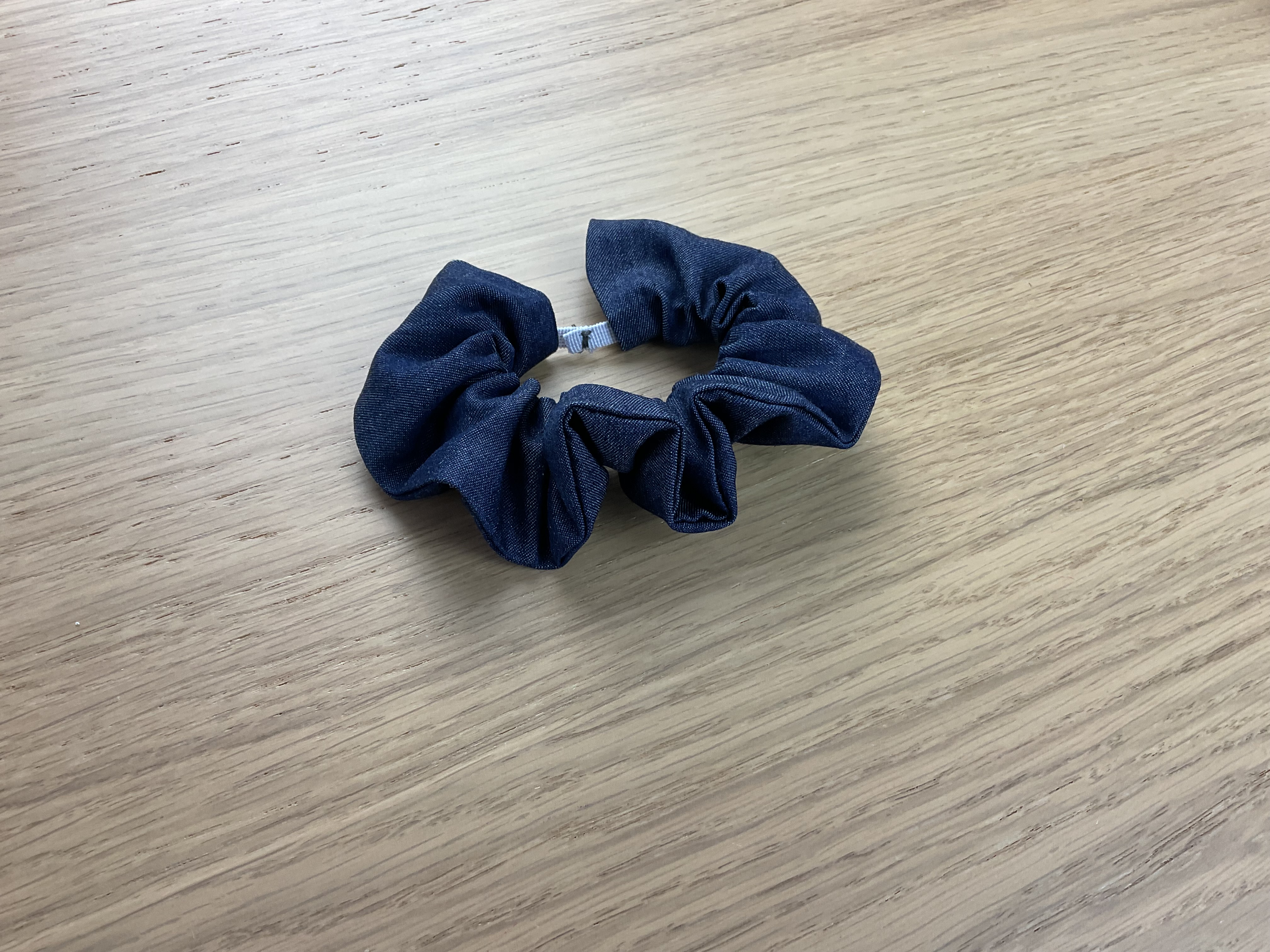 Insertion de l’élastique dans le tube de tissu avec une épingle à nourrice, tuto chouchou couture