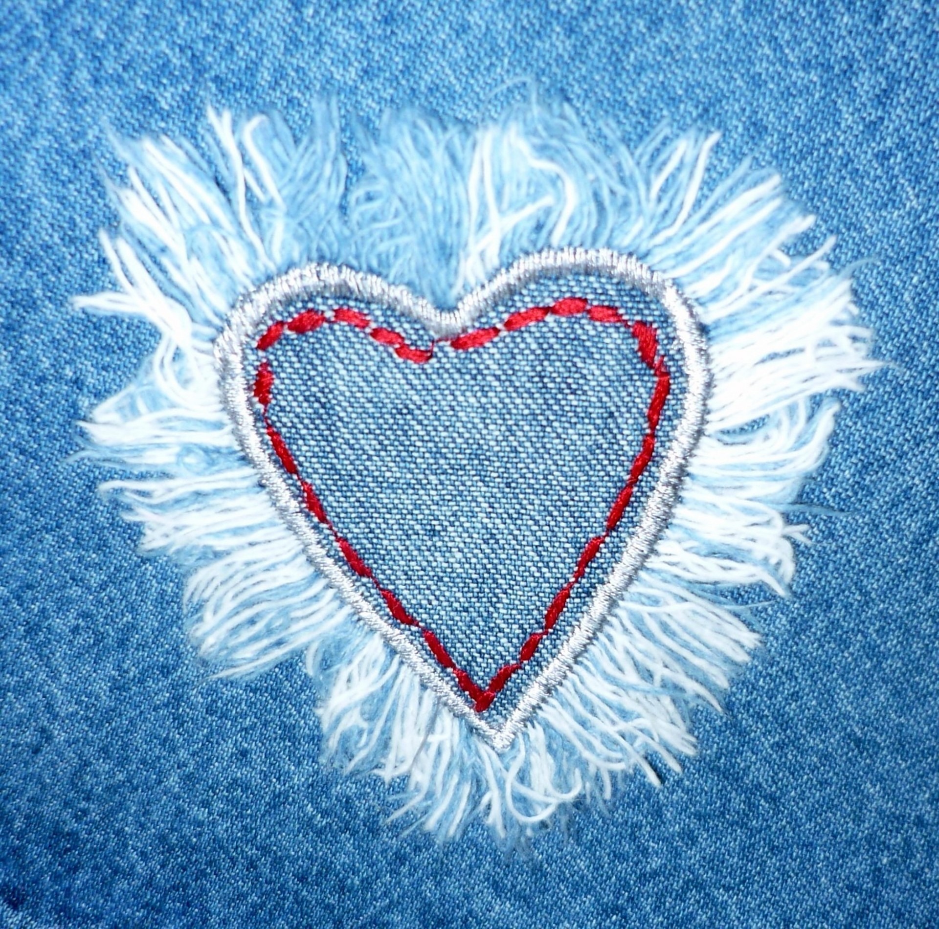 Jean effiloché aux bords francs, finition tendance pour projets en tissu denim