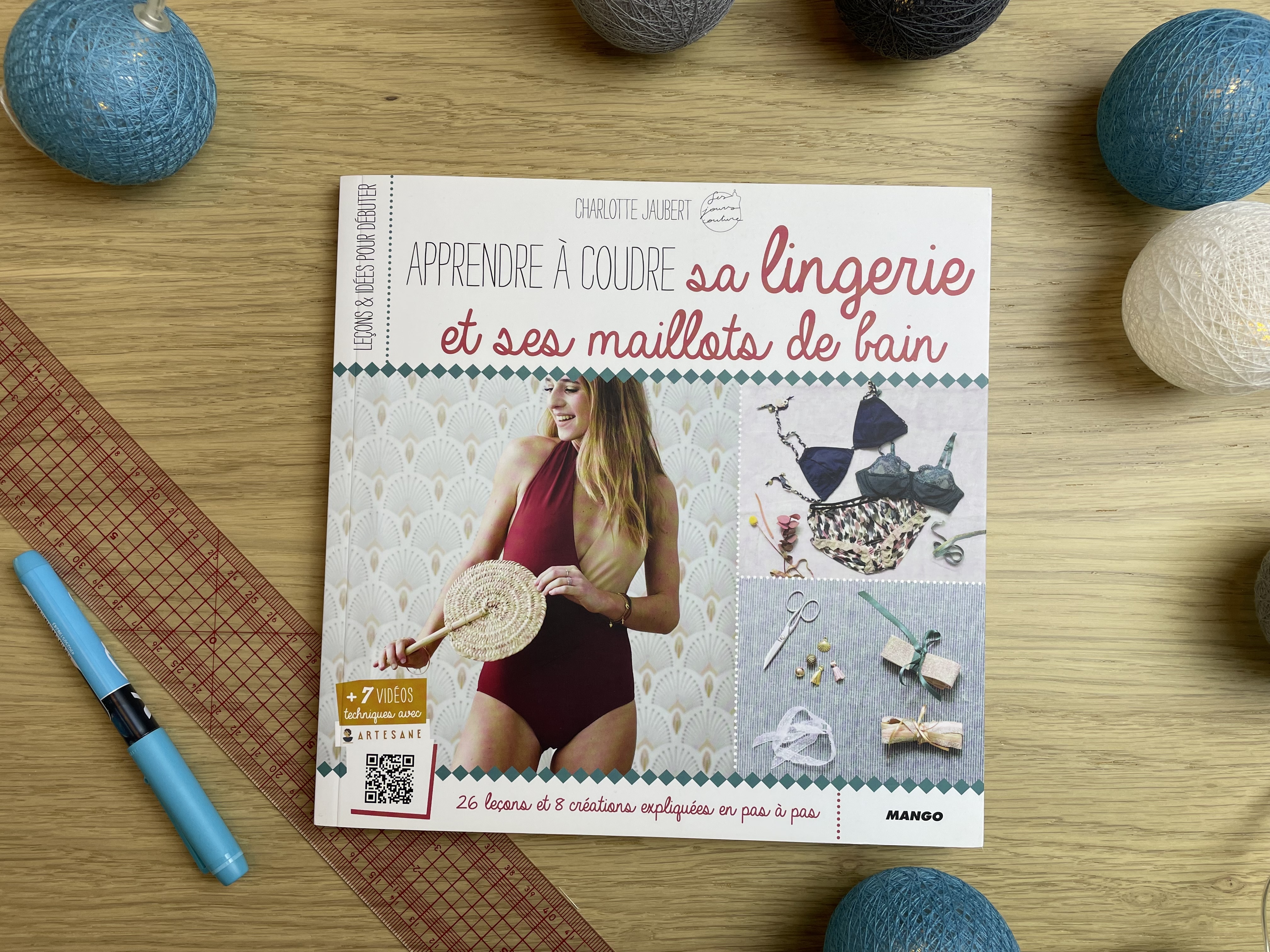 Livre « Apprendre à coudre sa lingerie et ses maillots de bain » de Charlotte Jaubert, éditions Mango