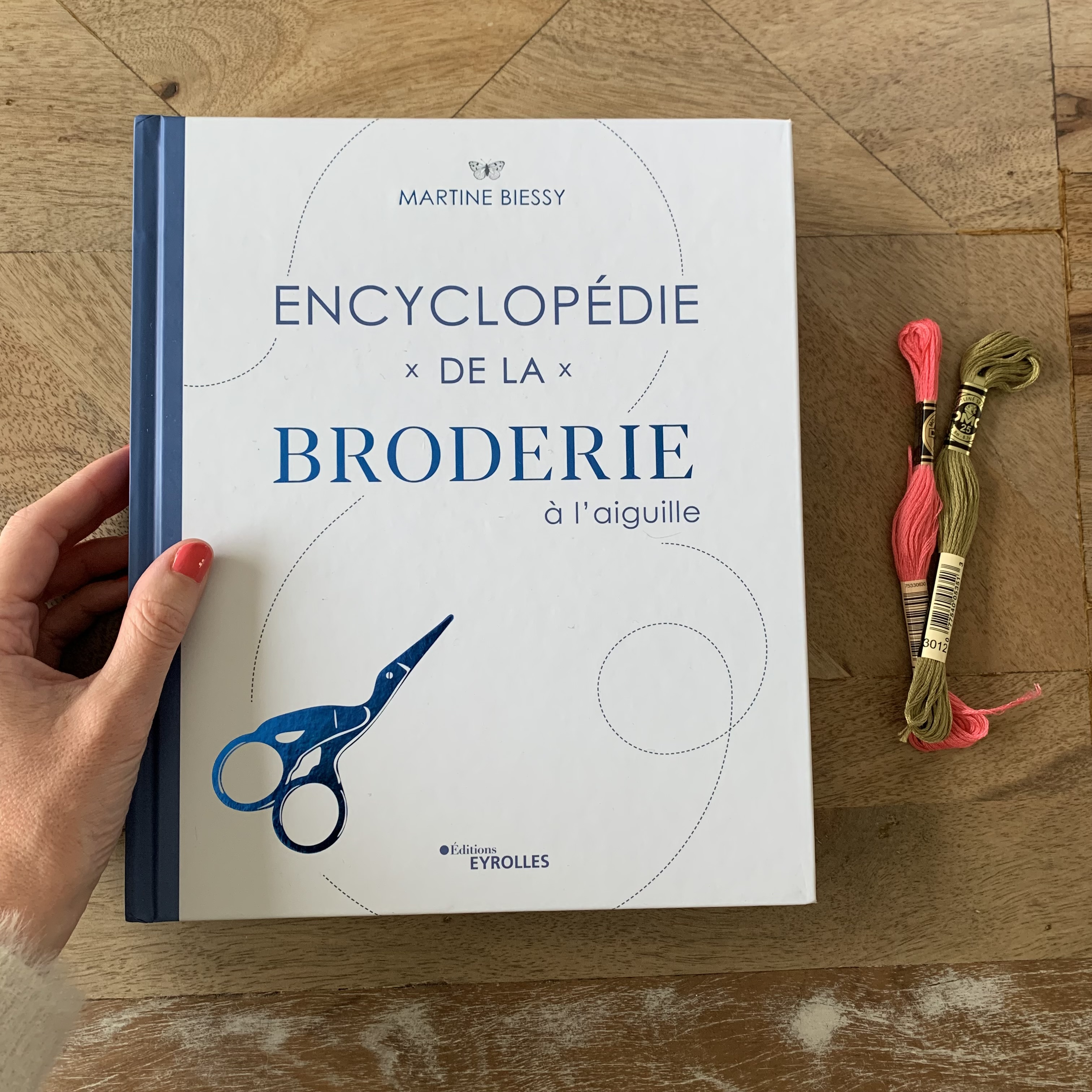 Livre Encyclopédie de la broderie à l’aiguille de Martine Biessy, guide complet