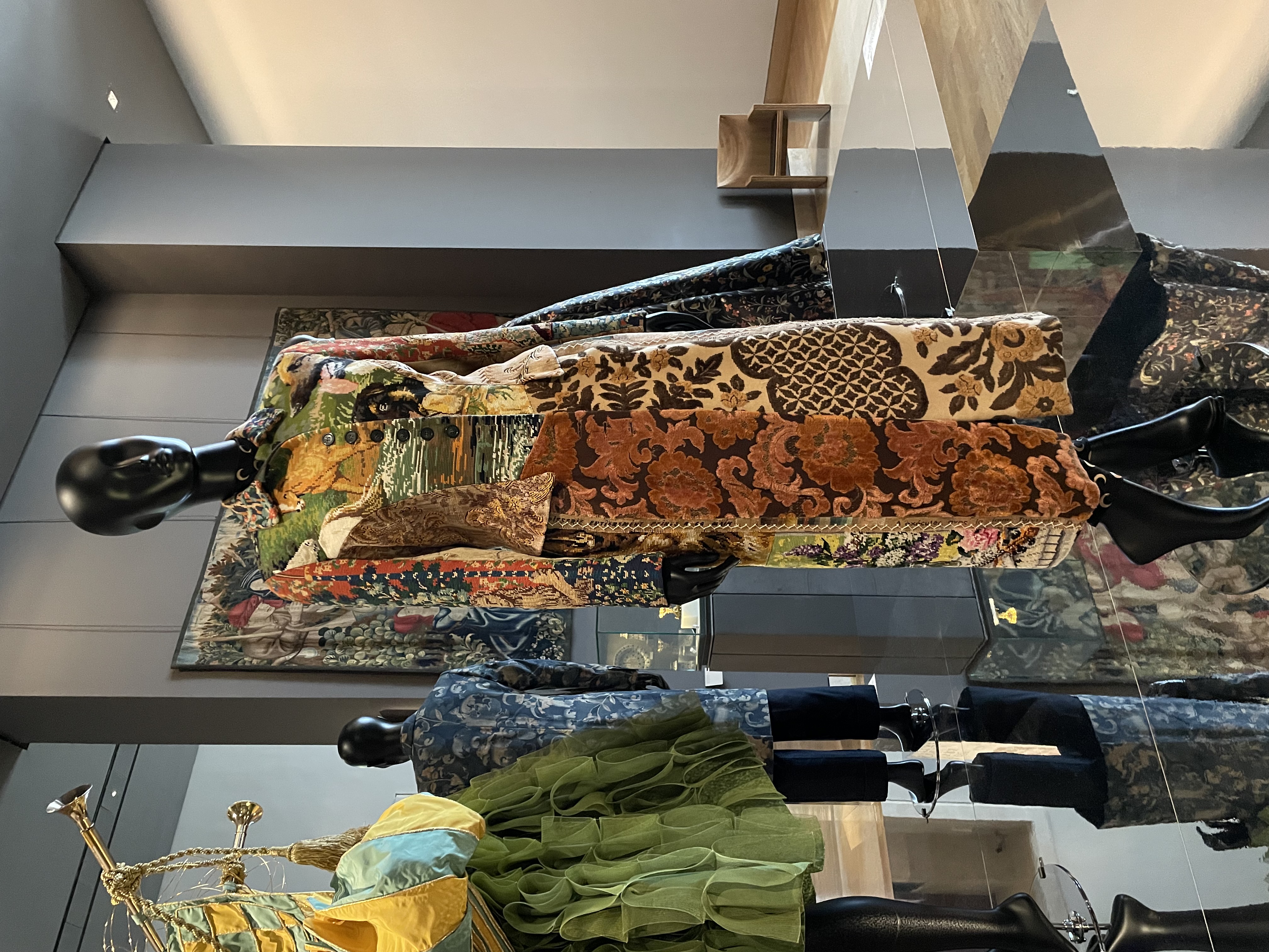 Manteau Marine Serre 2023-2024 en pièces de tissus coupés dans des tapis et canevas chinés upcyclés
