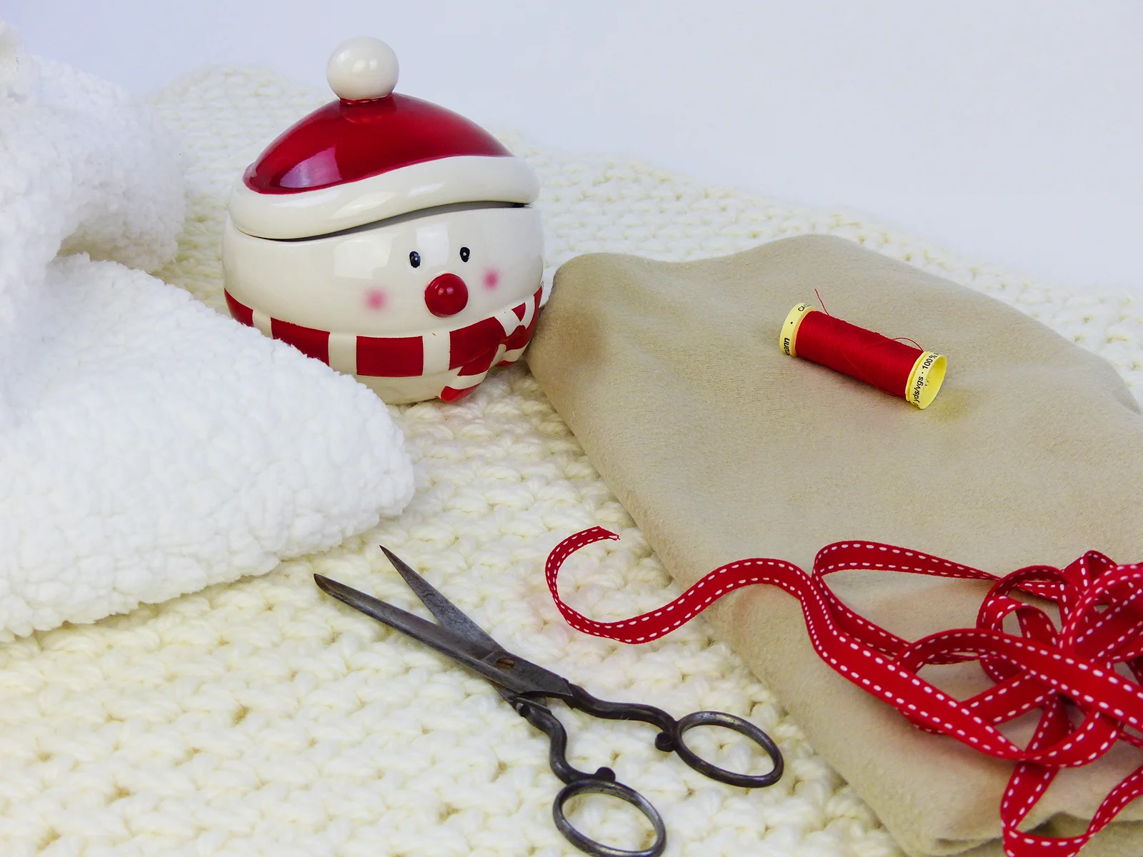 Matériel et tissus utilisés pour coudre la chaussette de Noël : polaire, fil, thermocollant