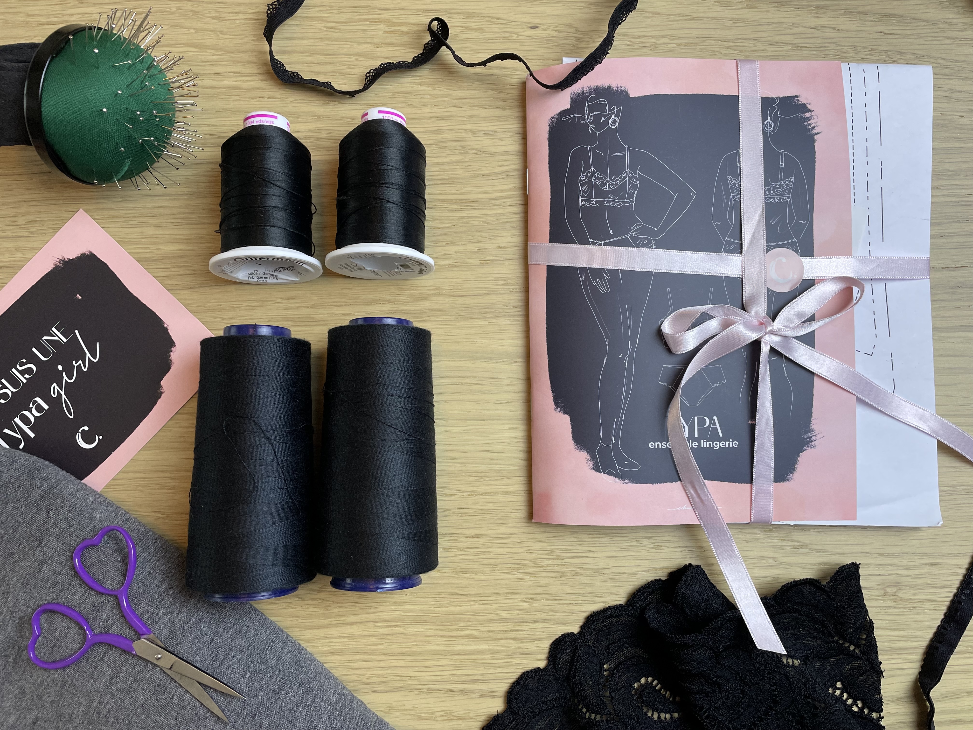 Matériel utilisé pour coudre la lingerie : élastiques, anneaux et bretelles pour le patron Typa