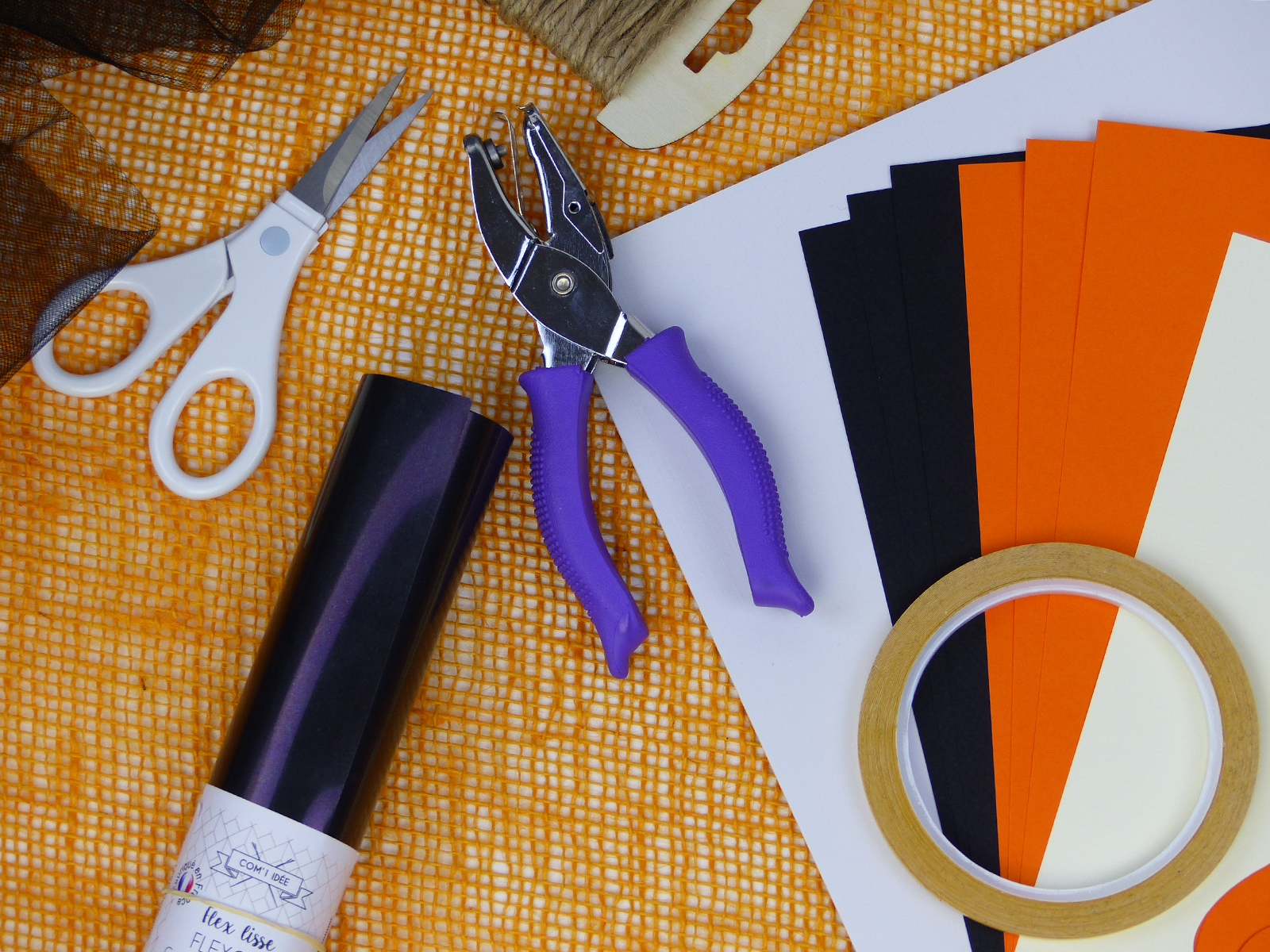 Matériel et fournitures pour les DIY Halloween : papier cartoné, ficelle jute, pistolet colle