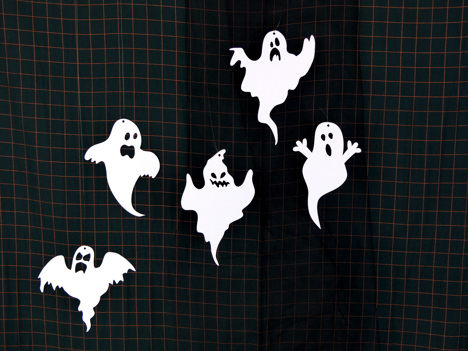 Mobile de fantômes Halloween en papier blanc suspendu au lustre avec du fil de pêche