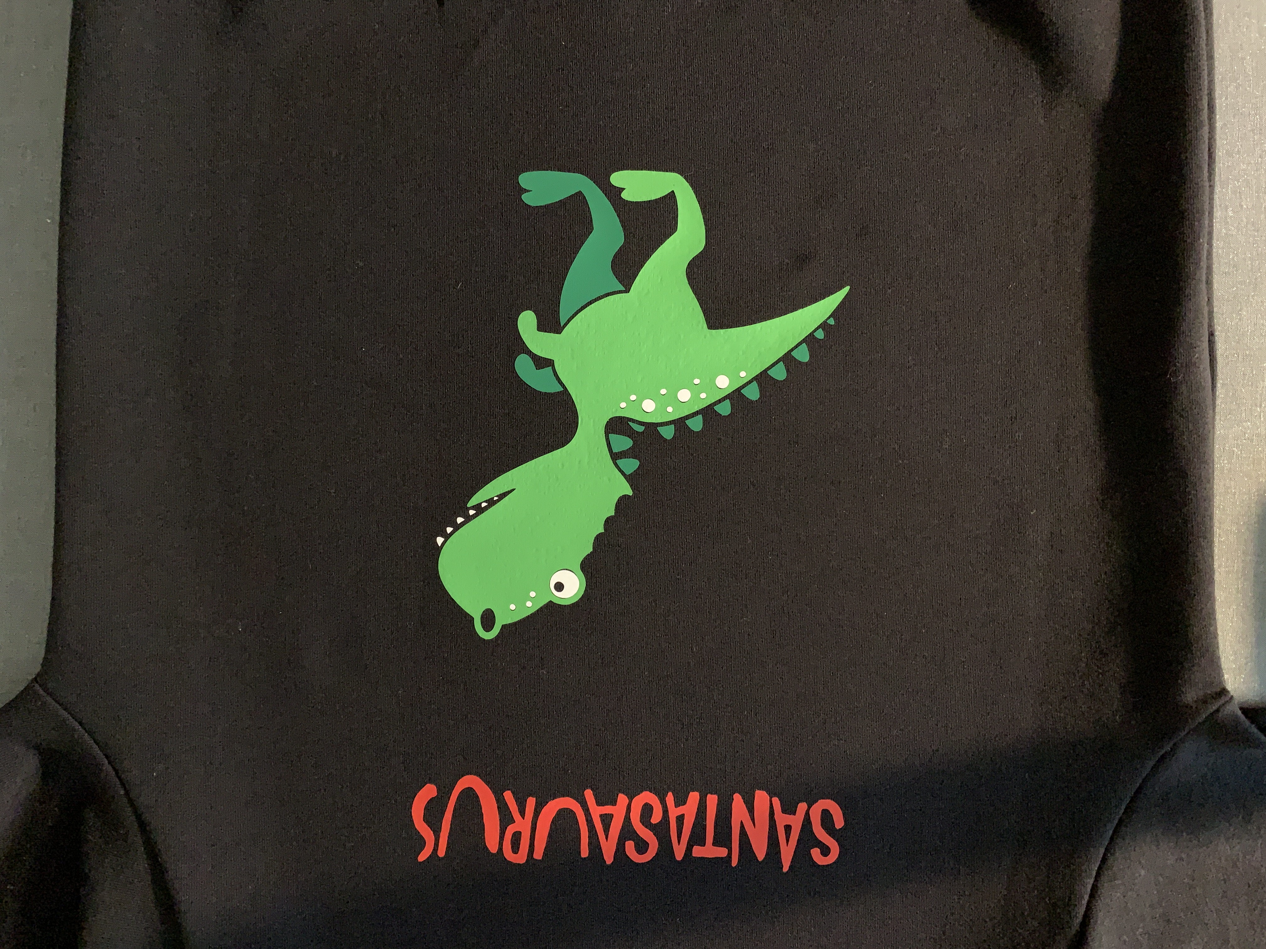 Motif dinosaure Noël en flex thermocollant terminé et parfaitement appliqué sur le sweat