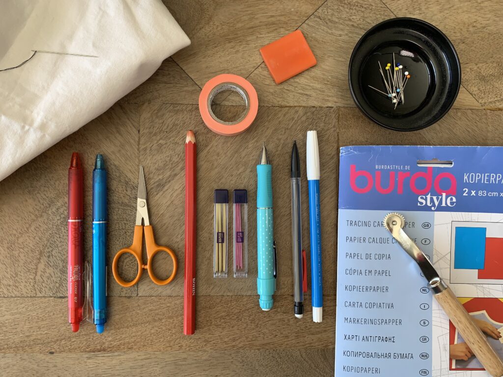 Outils préférés pour marquer le tissu : stylo Frixion Pilot, ciseaux de précision Fiskars