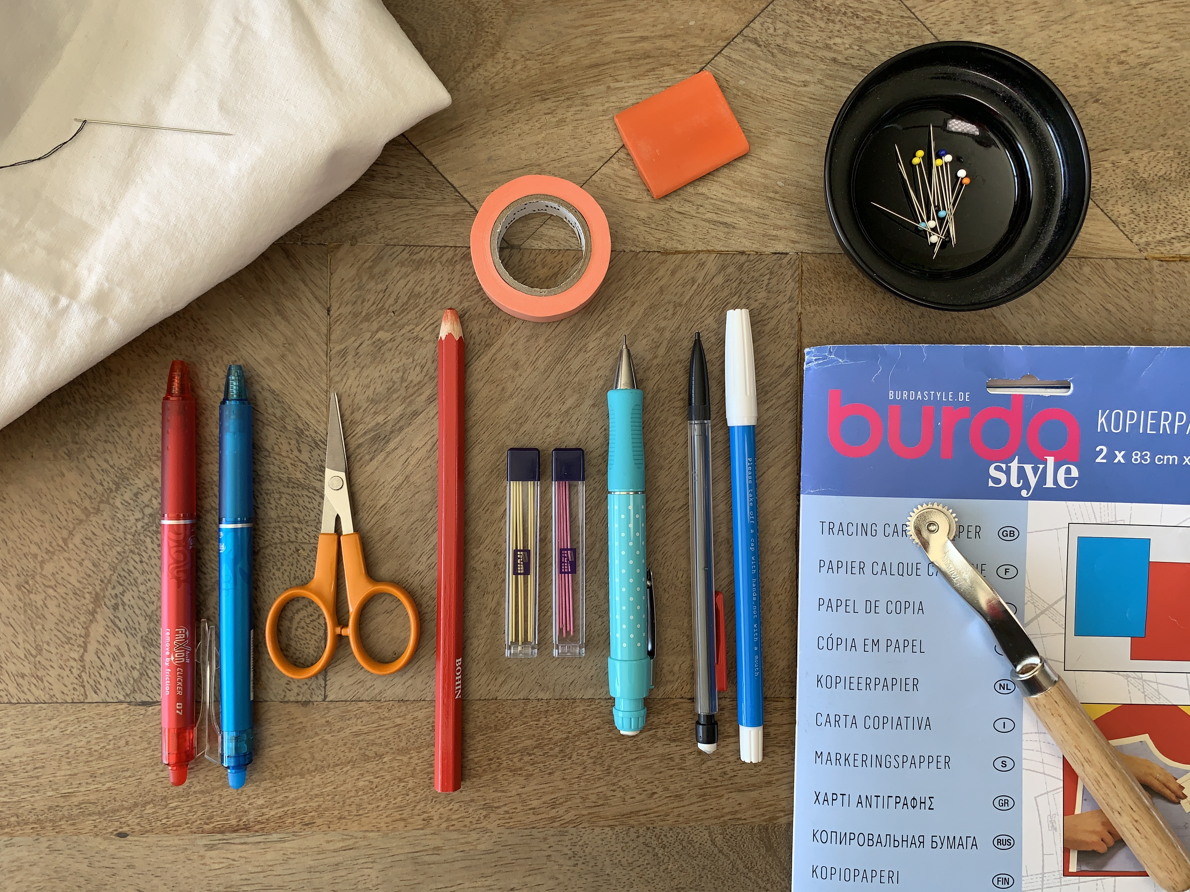 Outils préférés pour marquer le tissu : stylo Frixion Pilot, ciseaux de précision Fiskars