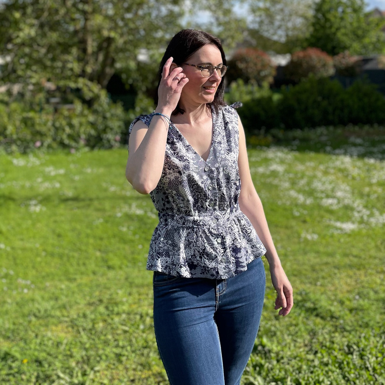 Top Oia cousu en viscose fluide Craftine, vue de face avec ceinture et basque fronces