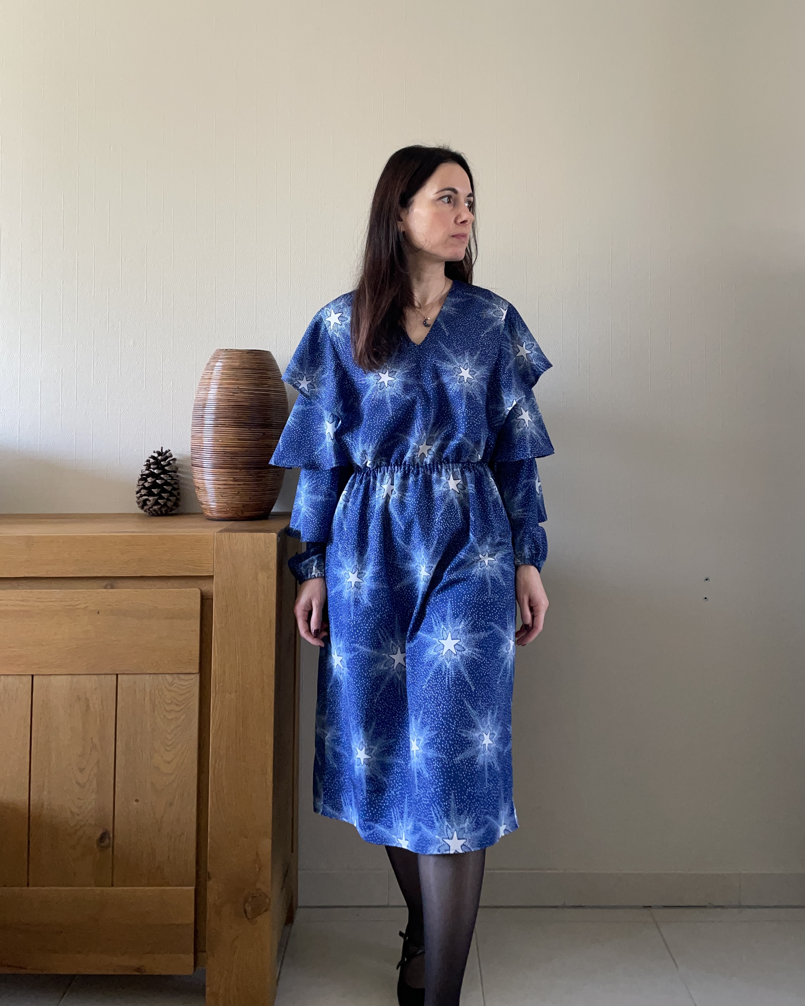 Robe cousue en crêpe de chine bleu étoilé, patron Burda Style 115 – tissu haute couture au tombé fluide et élégant