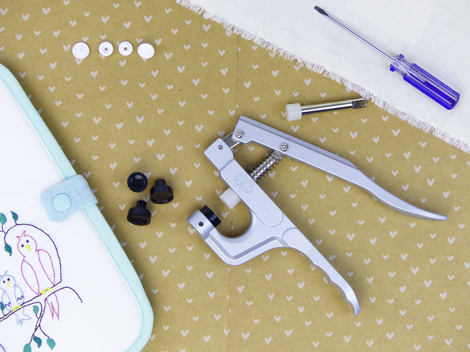 Pince Kam pour poser des pressions en résine colorées, outil couture accessoires bébé