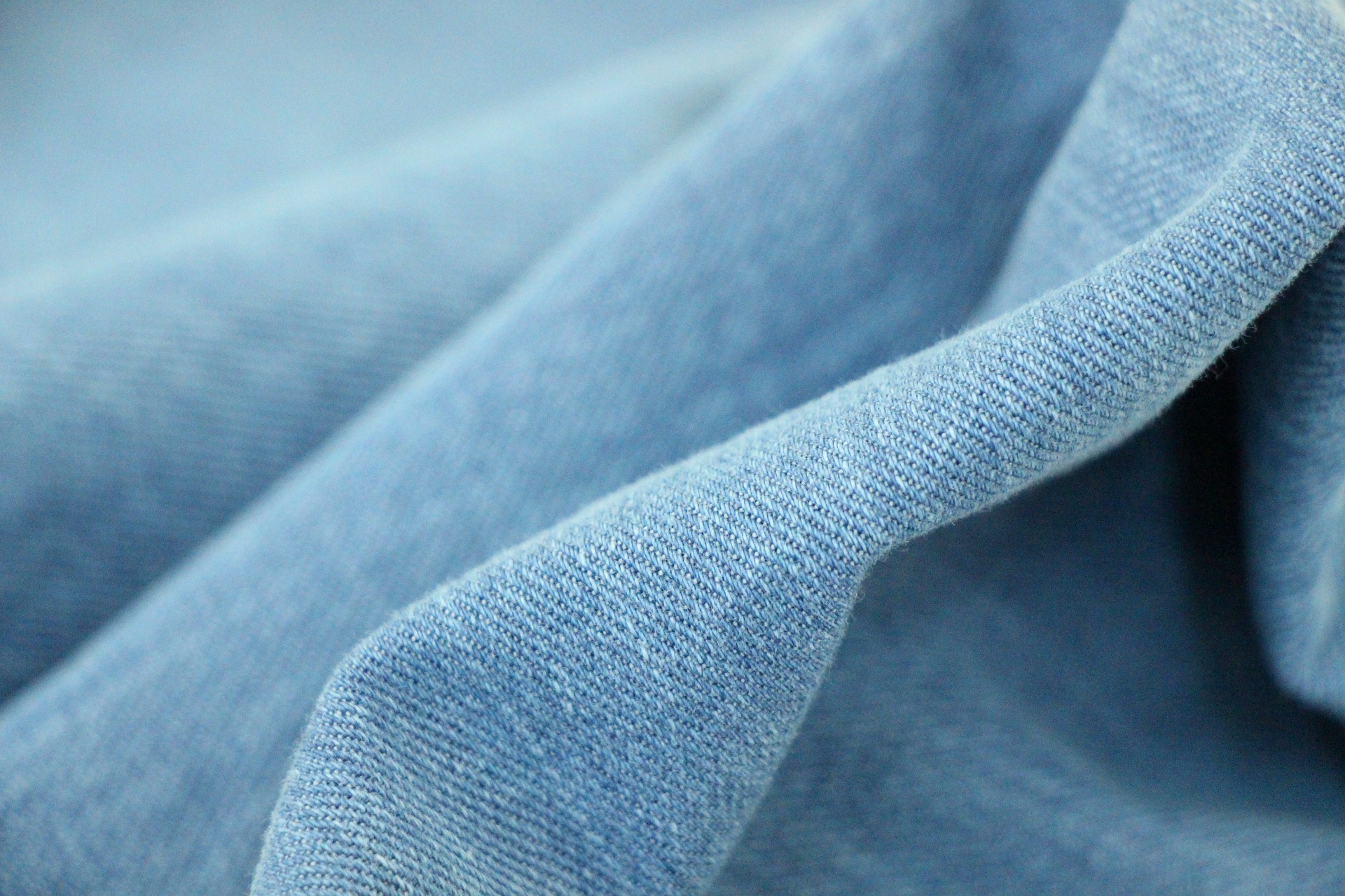 Pinces de couture colorées sur tissu jean épais pour un maintien efficace lors de la couture