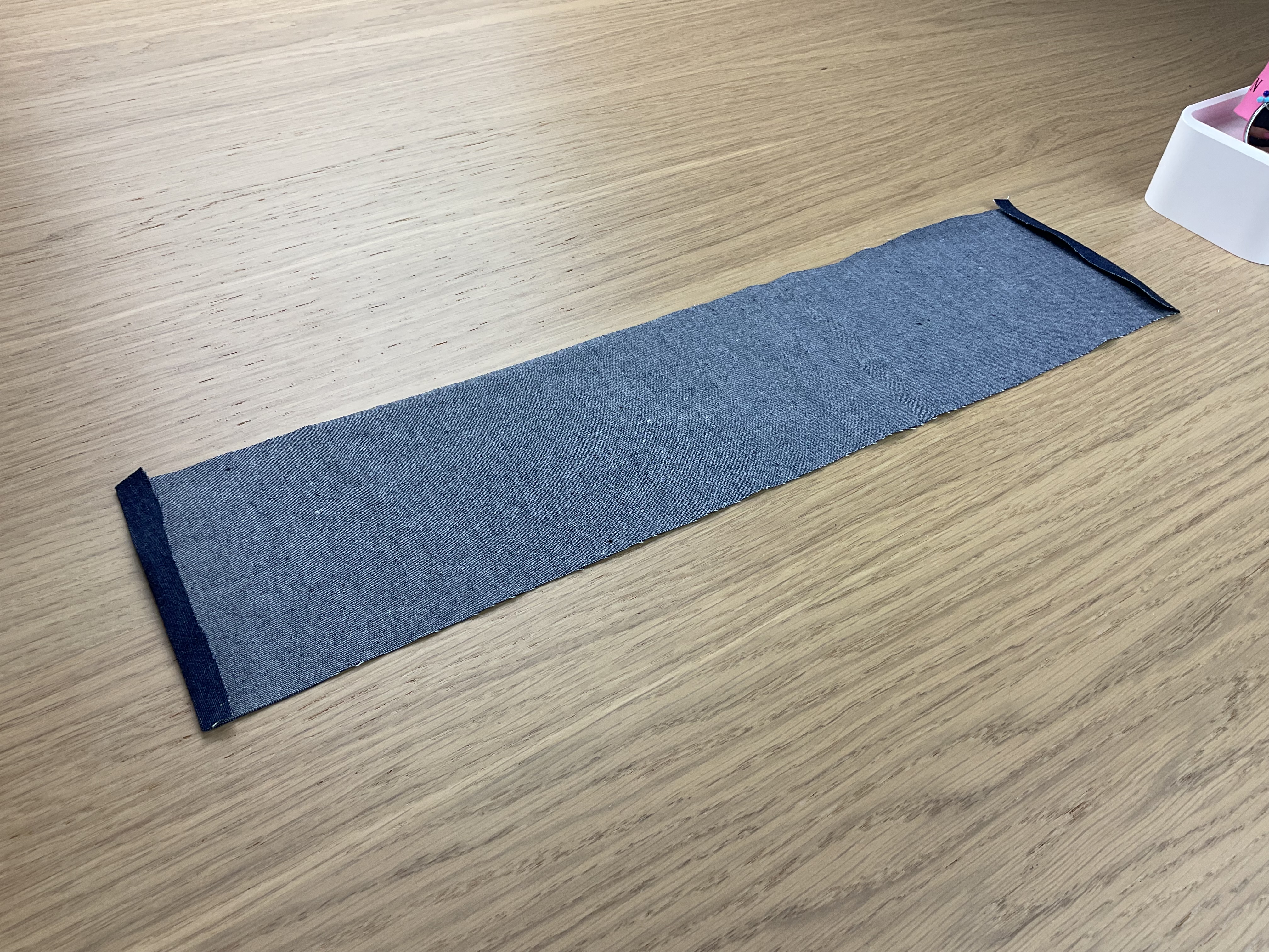 Plier les extrémités du rectangle de tissu sur l’envers avant de coudre le chouchou