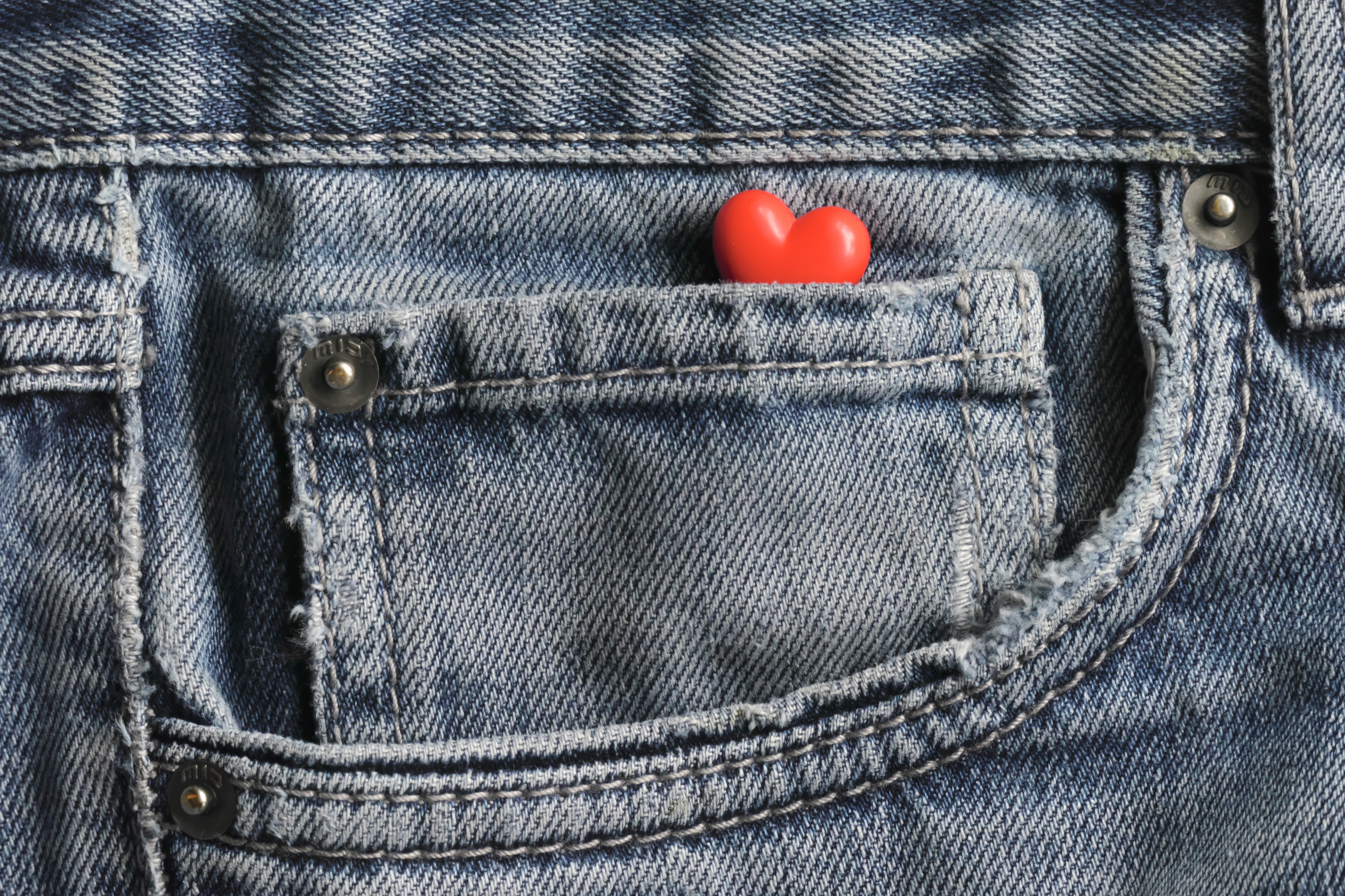 Poche cousue en tissu jean denim avec surpiqûre et finitions soignées