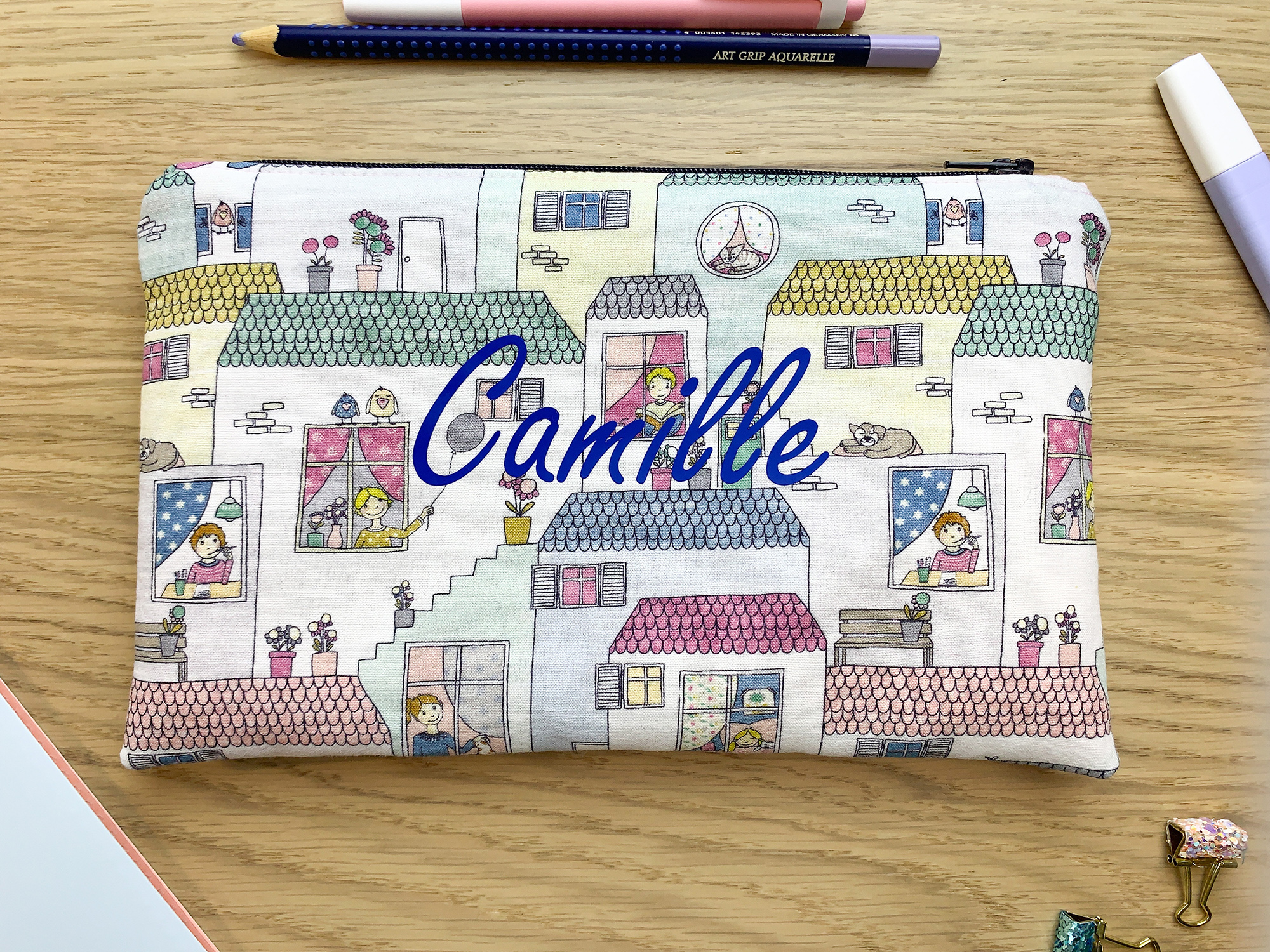 Pochette maquillage cousue avec le patron Toupie, version plate zippée en tissu coloré
