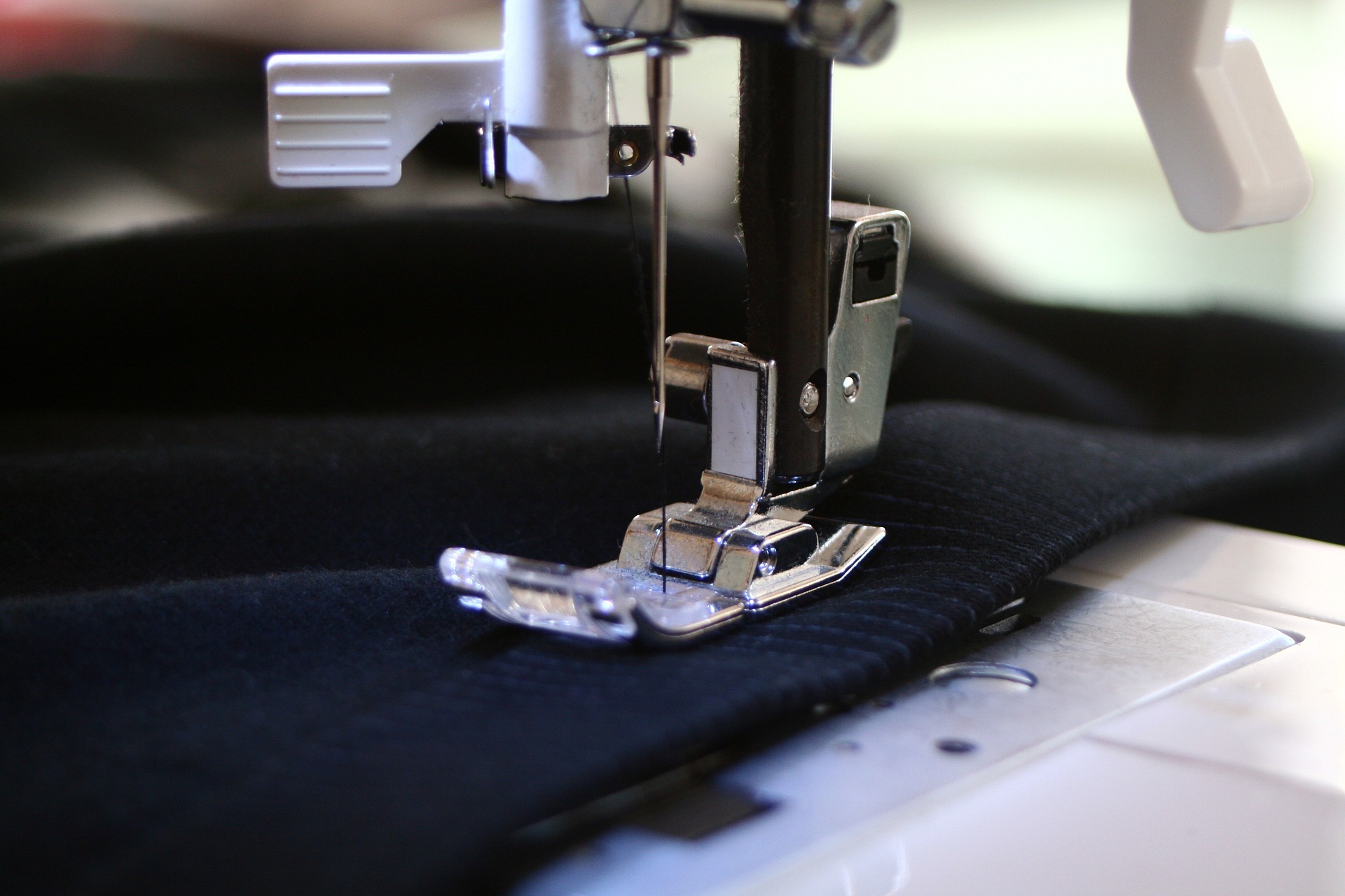 Points de couture de base sur échantillon de tissu : point droit, zigzag et surjet pour débutants