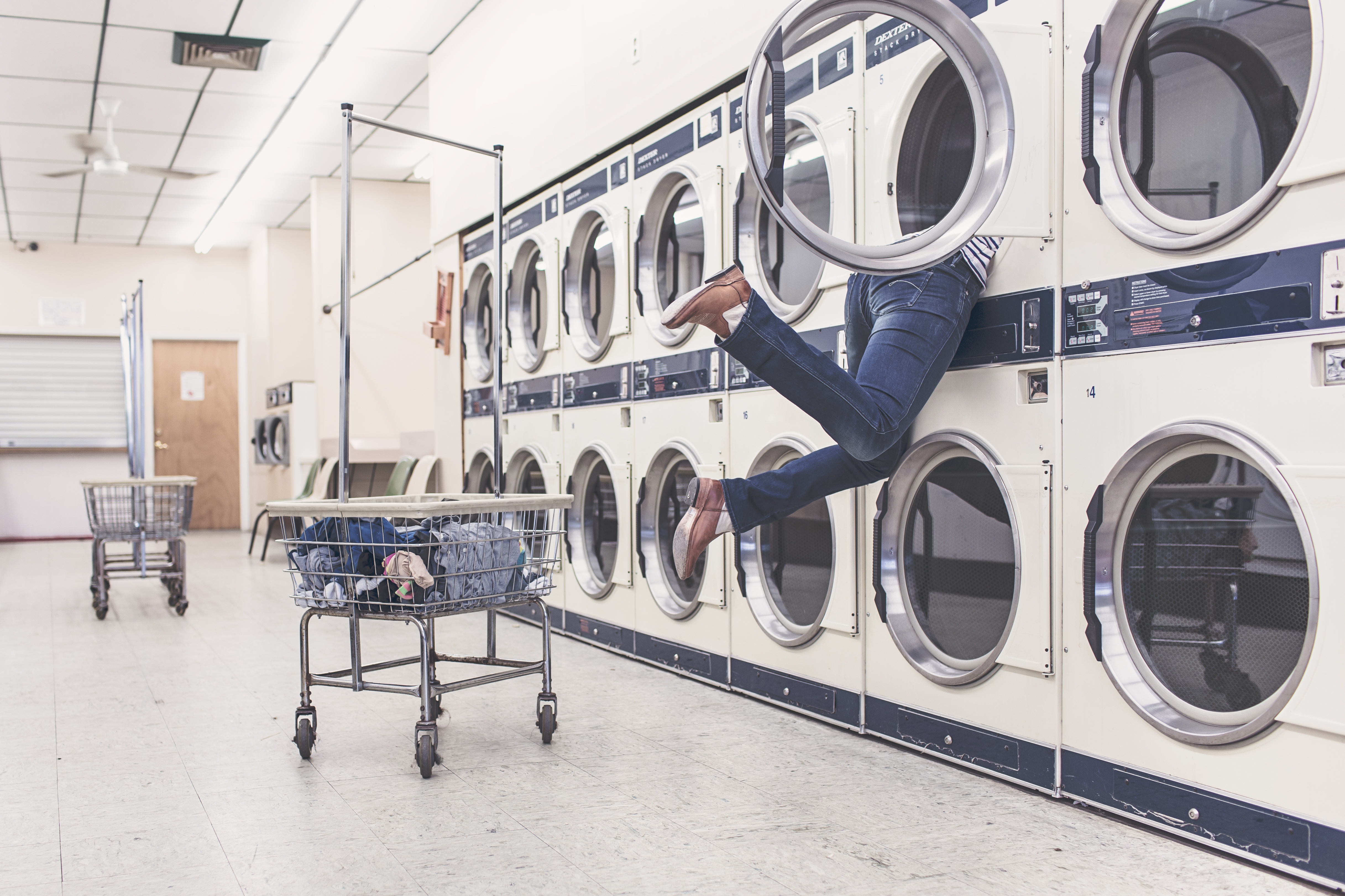 Préparation du tissu denim avant couture : lavage en machine pour éviter le rétrécissement