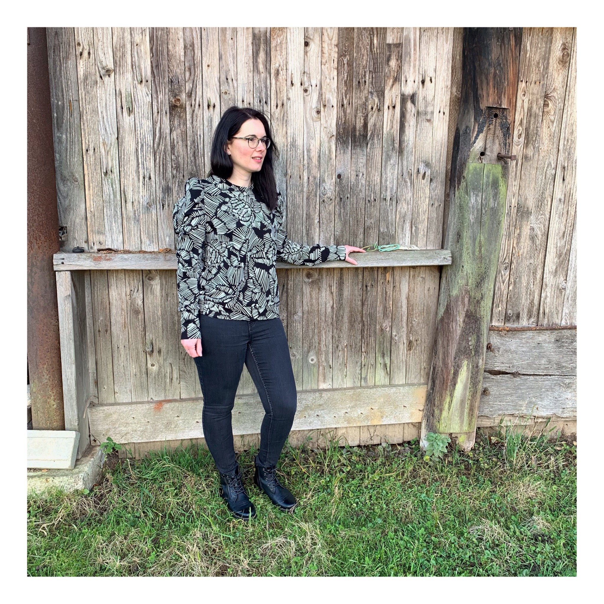 Pull femme Winter Flowers cousu en french terry à motifs roses noires, patron I AM Lion