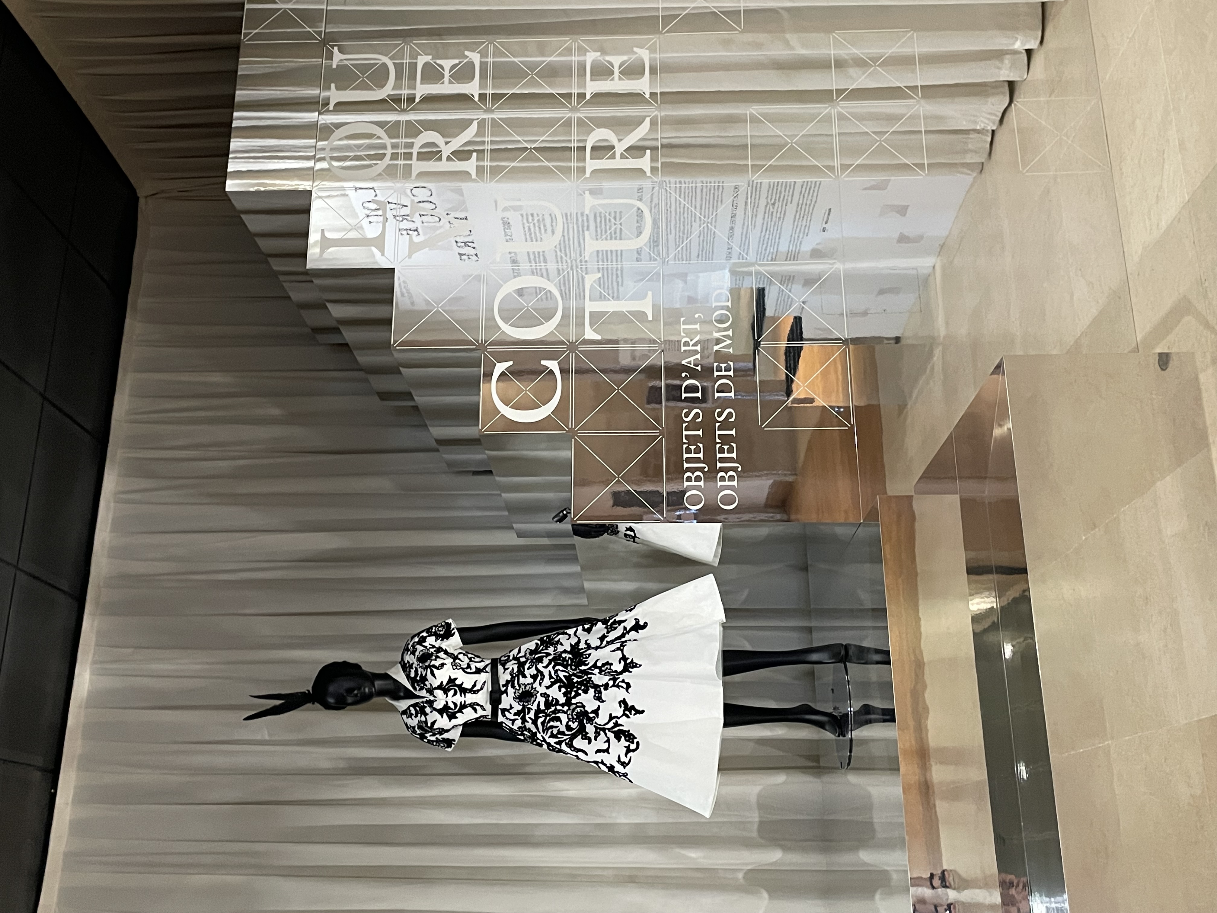 Robe courte en soie blanche brodée de motifs noirs Christian Dior 1949, exposition Louvre Couture