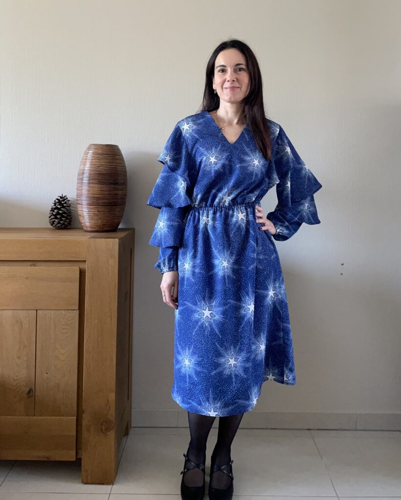Robe cousue main mettant en valeur la fluidité du crêpe de chine et la coupe du patron Burda Style
