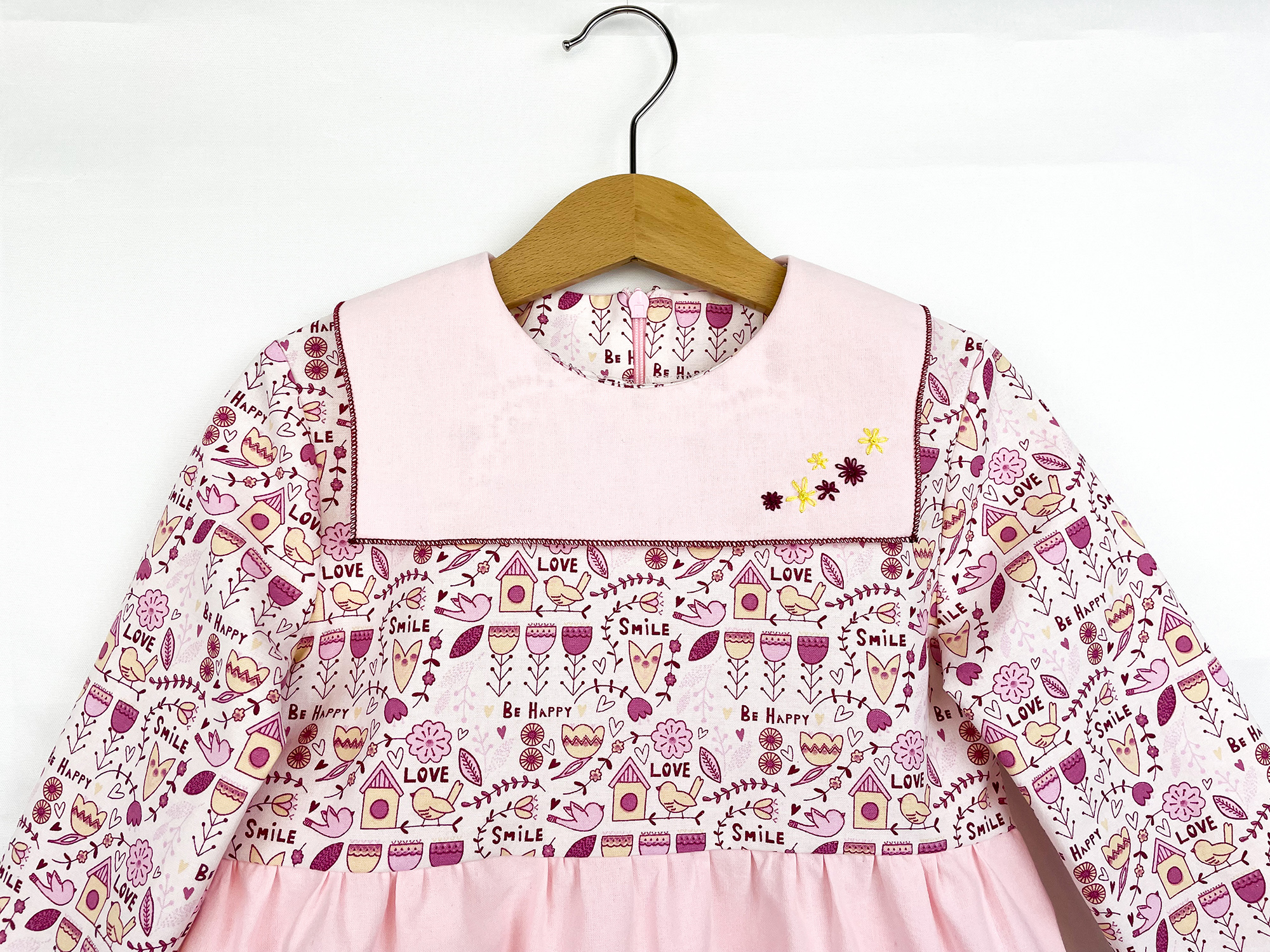 Robe Elena col marin vue de face sur une petite fille, couture enfant